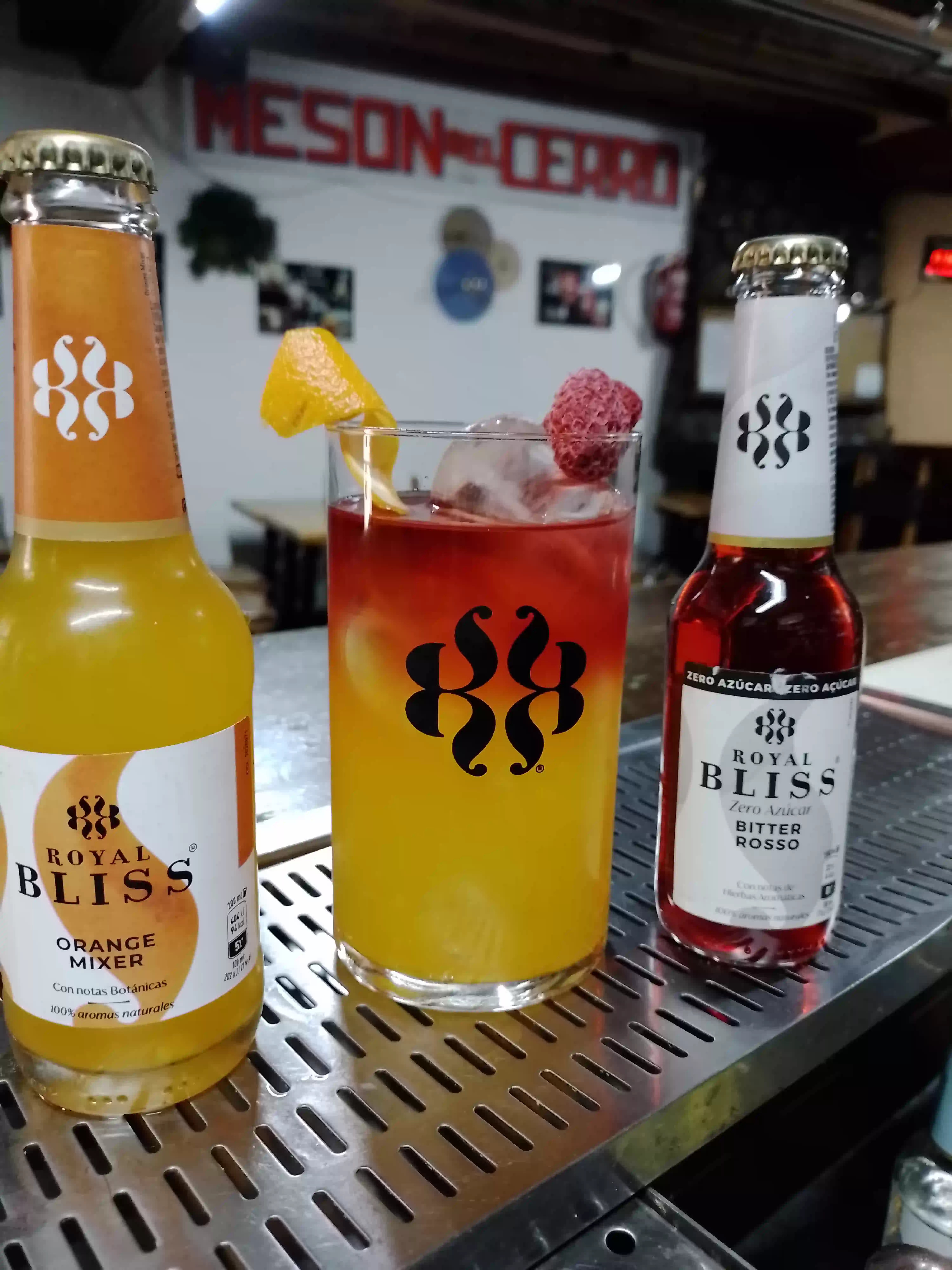 Cóctel vibrante con Royal Bliss y frutos rojos en el Mesón Pelón 1