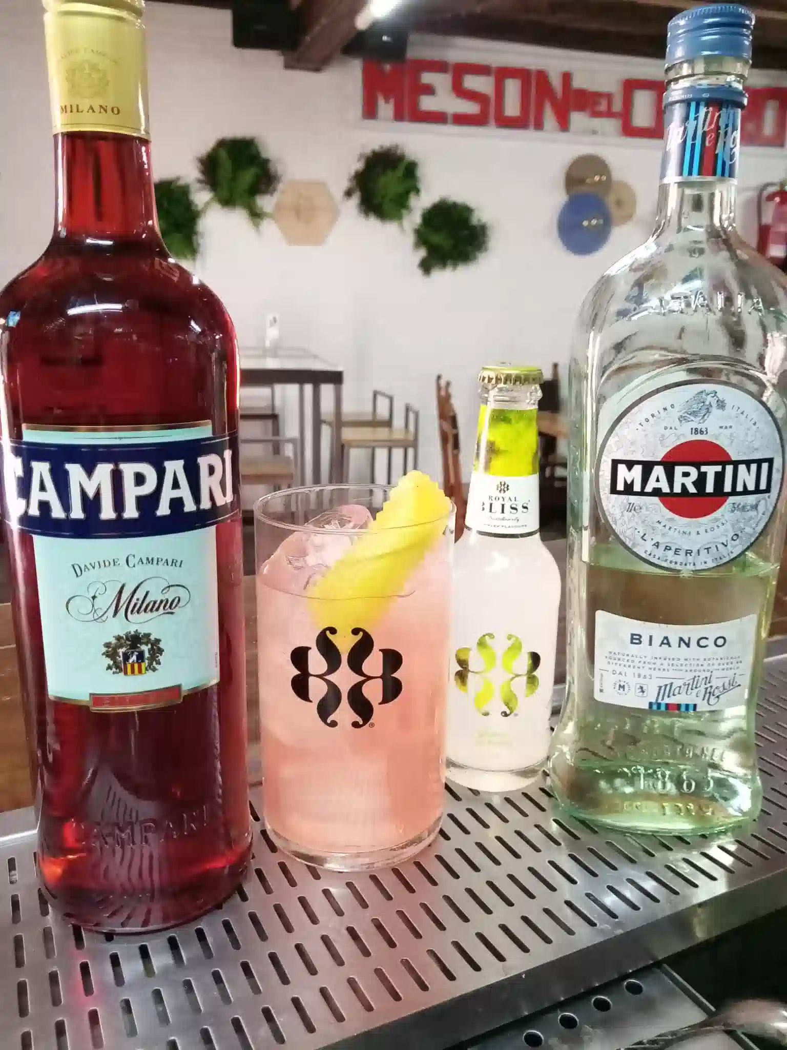Cóctel refrescante con Martini Bianco, limón y Royal Bliss
