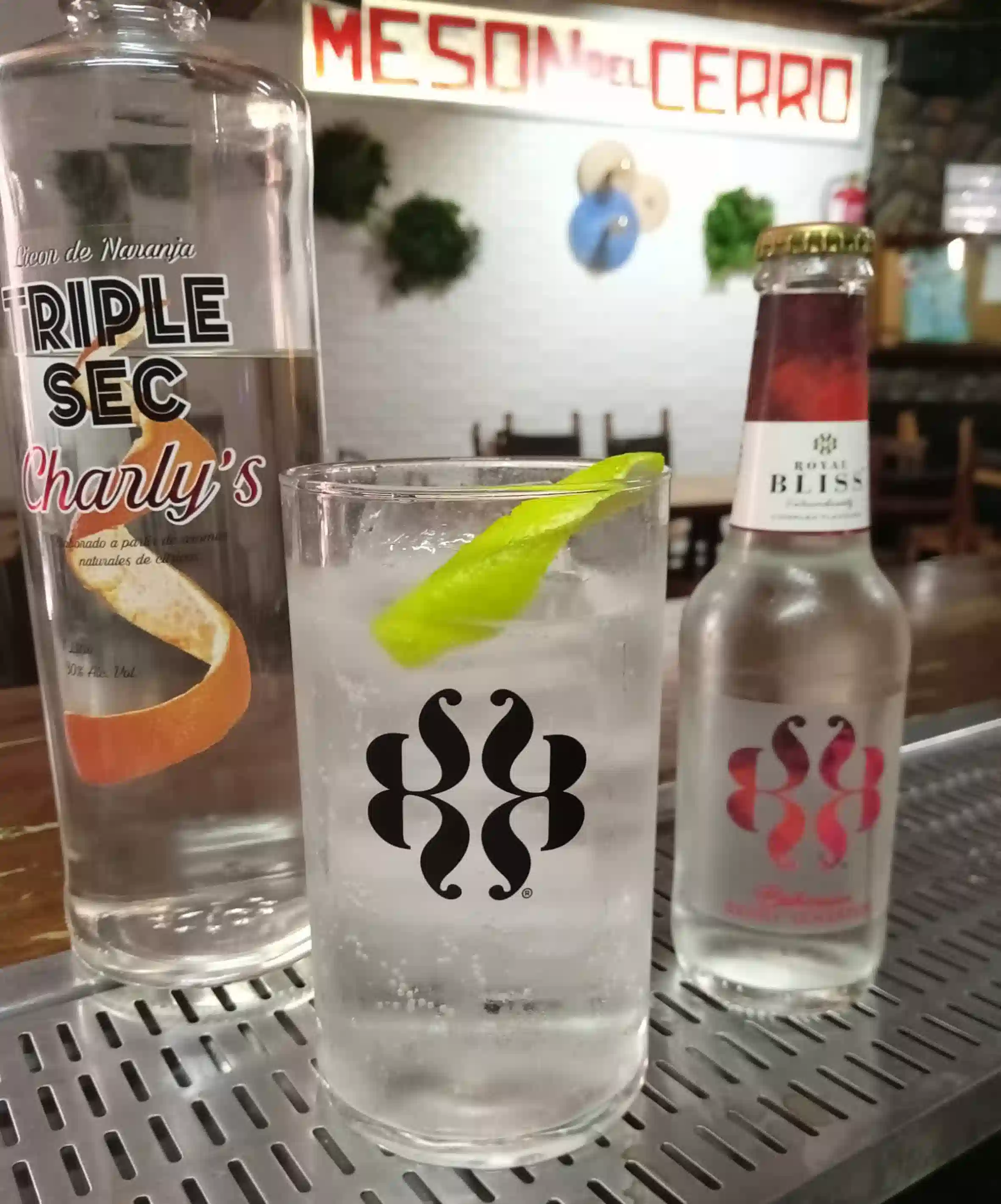 Cóctel con Triple Sec y Royal Bliss servido con lima en el Mesón Pelón 1