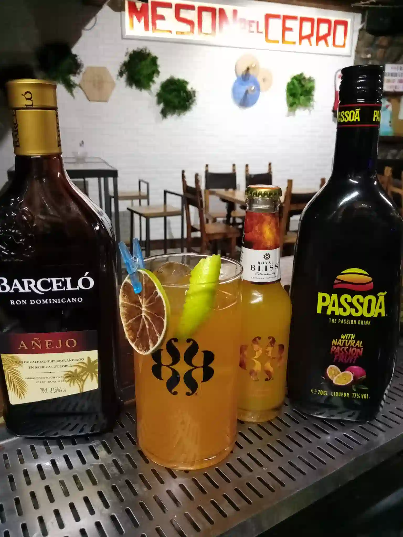 Cóctel tropical preparado en el Mesón Pelón 1 con ron Barceló y Passoã