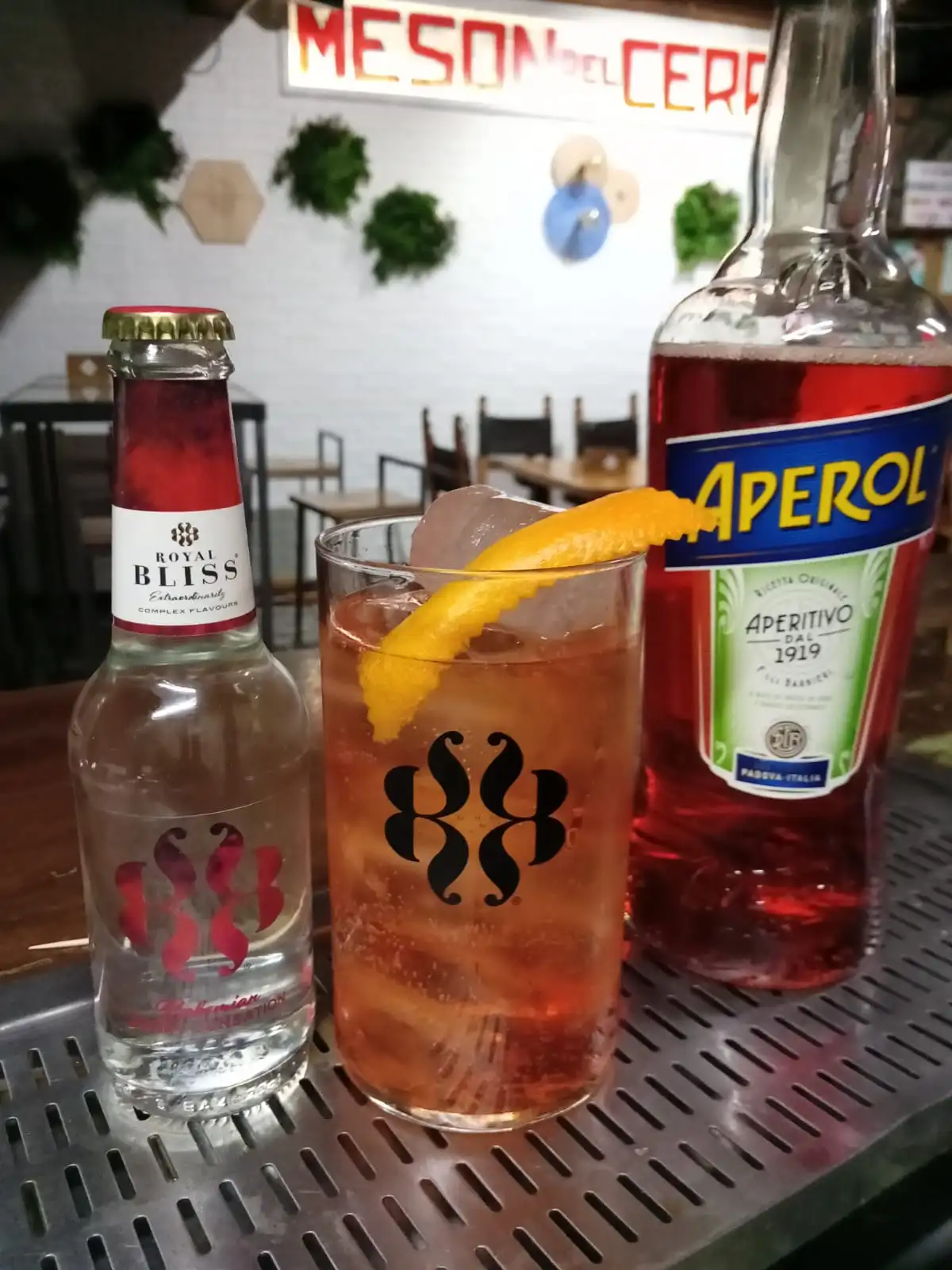 Cóctel con Aperol y Royal Bliss servido con hielo y rodaja de naranja