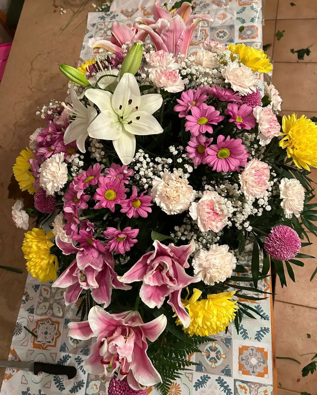 Centro floral elaborado para Todos los Santos por el Vivero Las Cruces