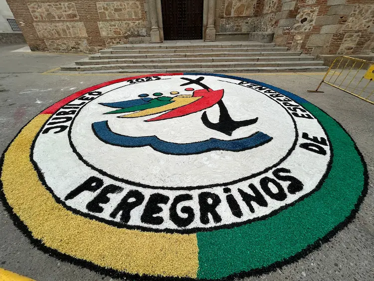 Alfombra redonda de los Peregrinos de la Esperanza, Corpus Christi 2025 en Los Navalmorales, con ancla, olas y peregrinos