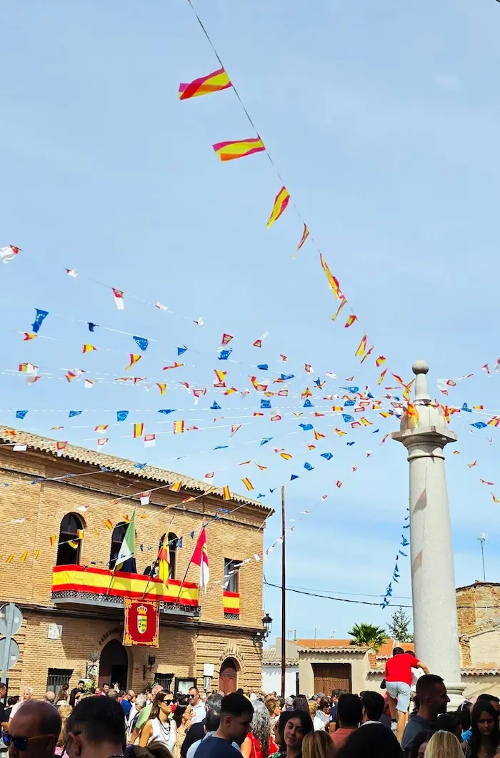 Plaza y Casa Consistorial engalanada en las Fiestas de Septiembre de Los Navalmorales (Toledo)