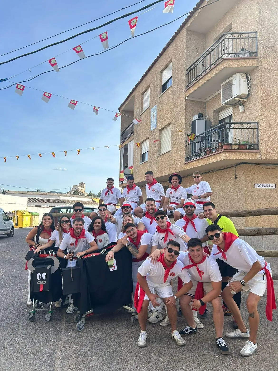 Peñas y carrozas en ambiente festivo durante las Fiestas del Cristo de las Maravillas