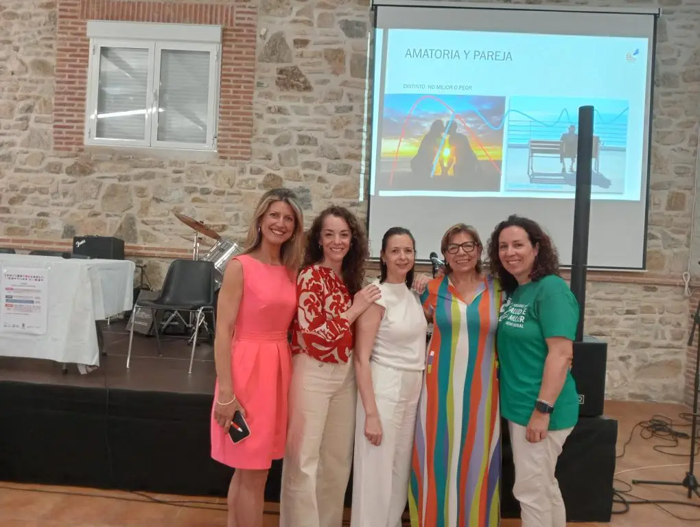 Invitadas y ponentes de la jornada tras la charla sobre sexualidad y relaciones de pareja.