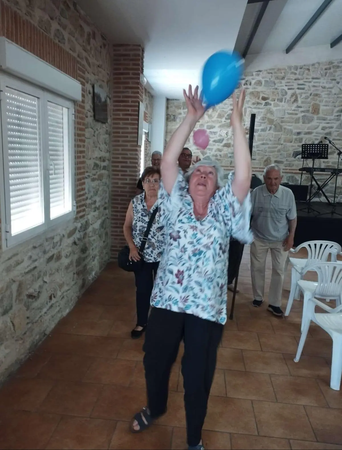 Ejercicio lúdico con globos como parte de las actividades paralelas de salud y movimiento.