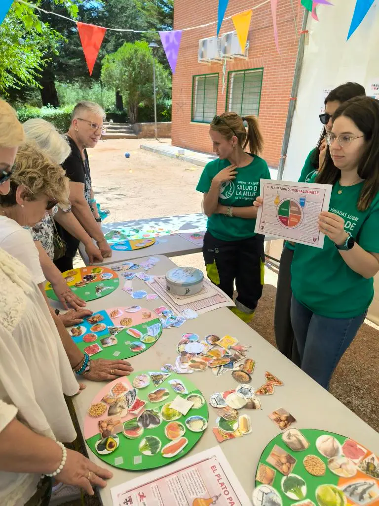Taller sobre nutrición saludable al aire libre con actividades didácticas para el público.