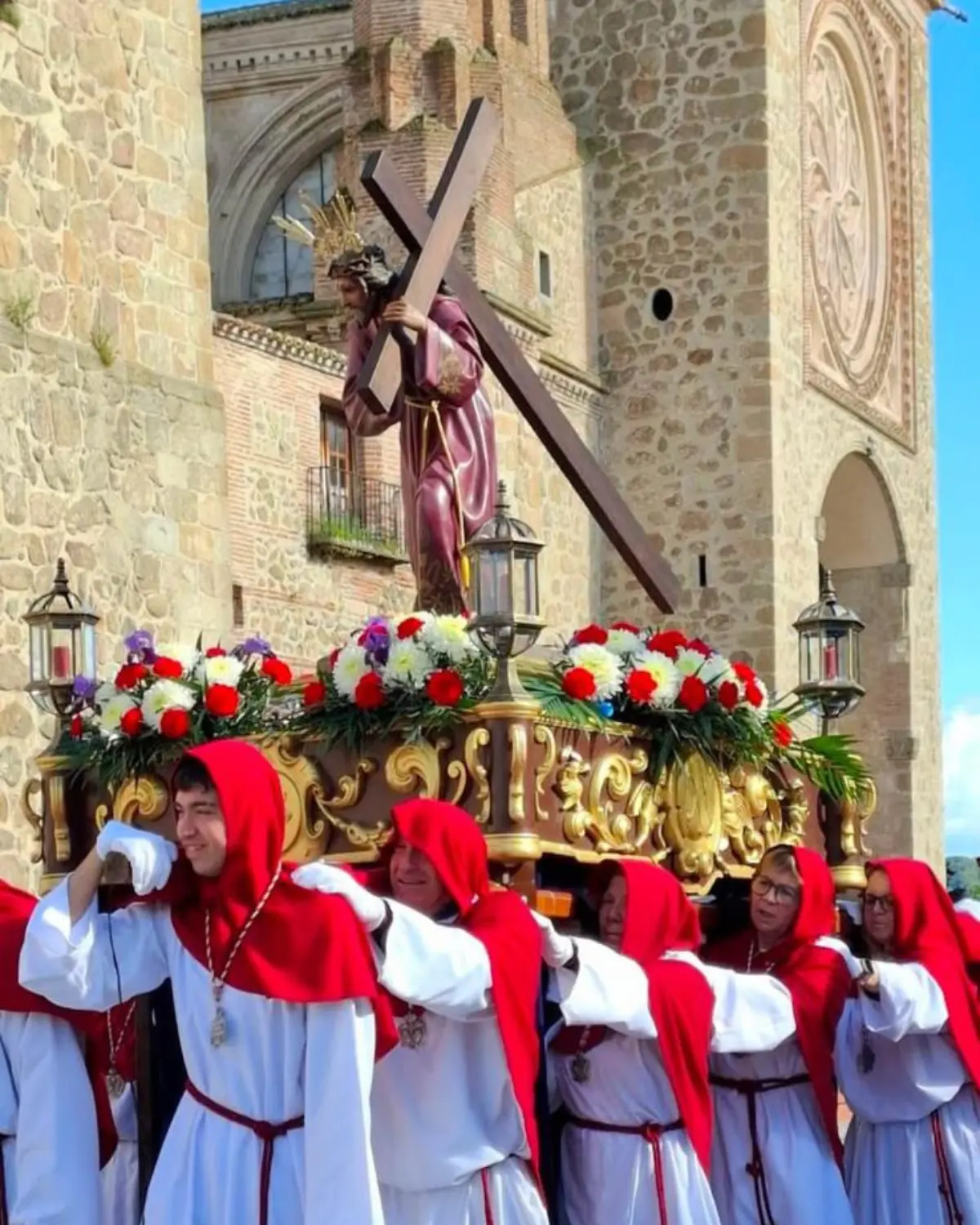 Costaleros portando a Jesús Nazareno