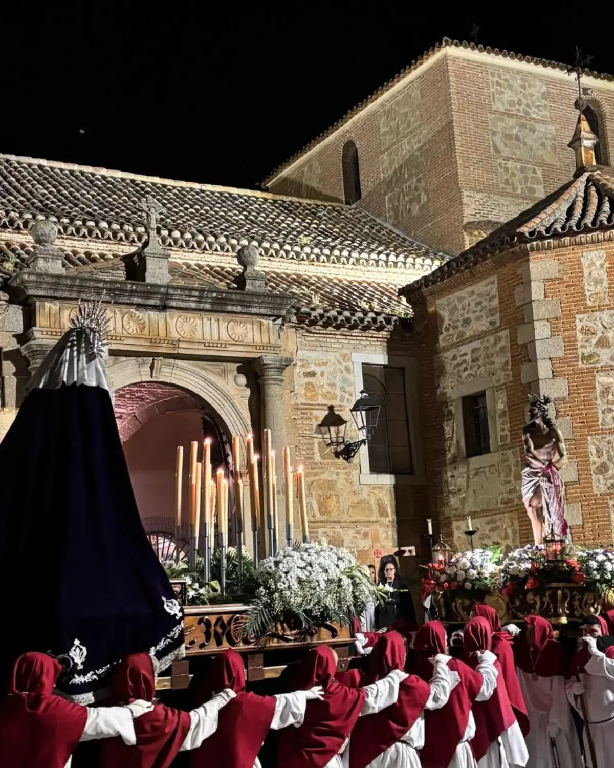 Encuentro procesional frente a la iglesia