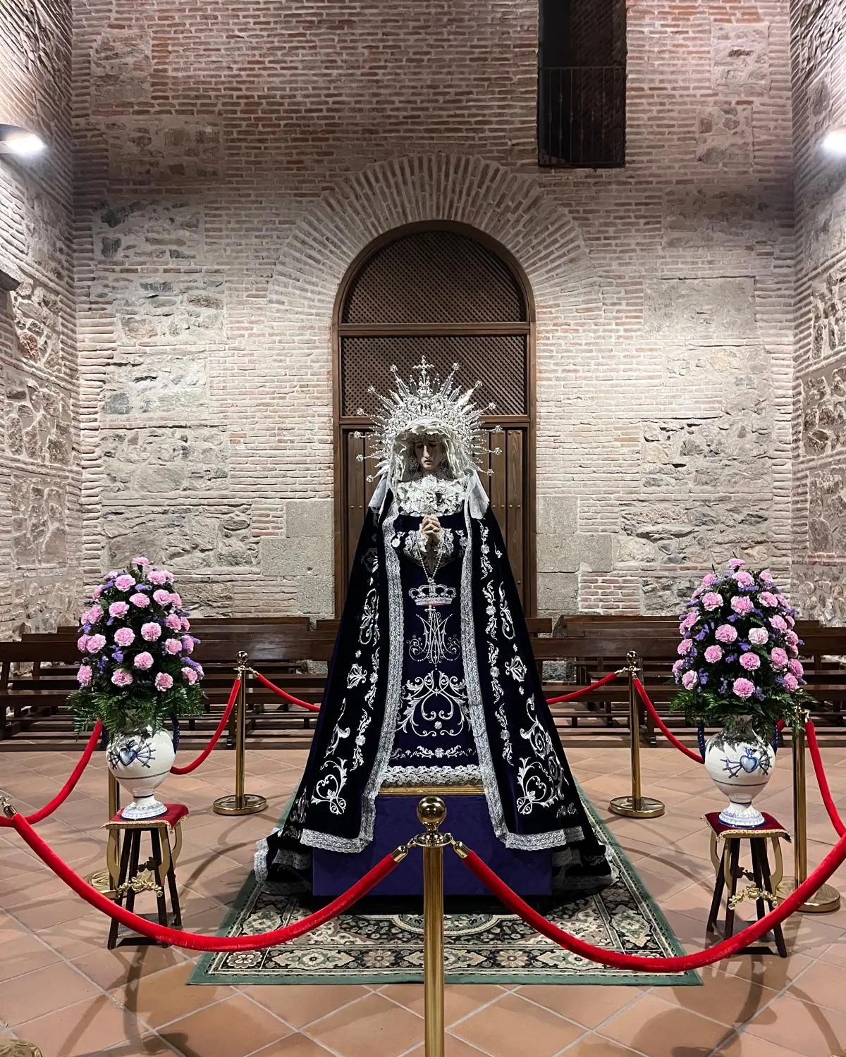 Virgen Dolorosa en exposición solemne