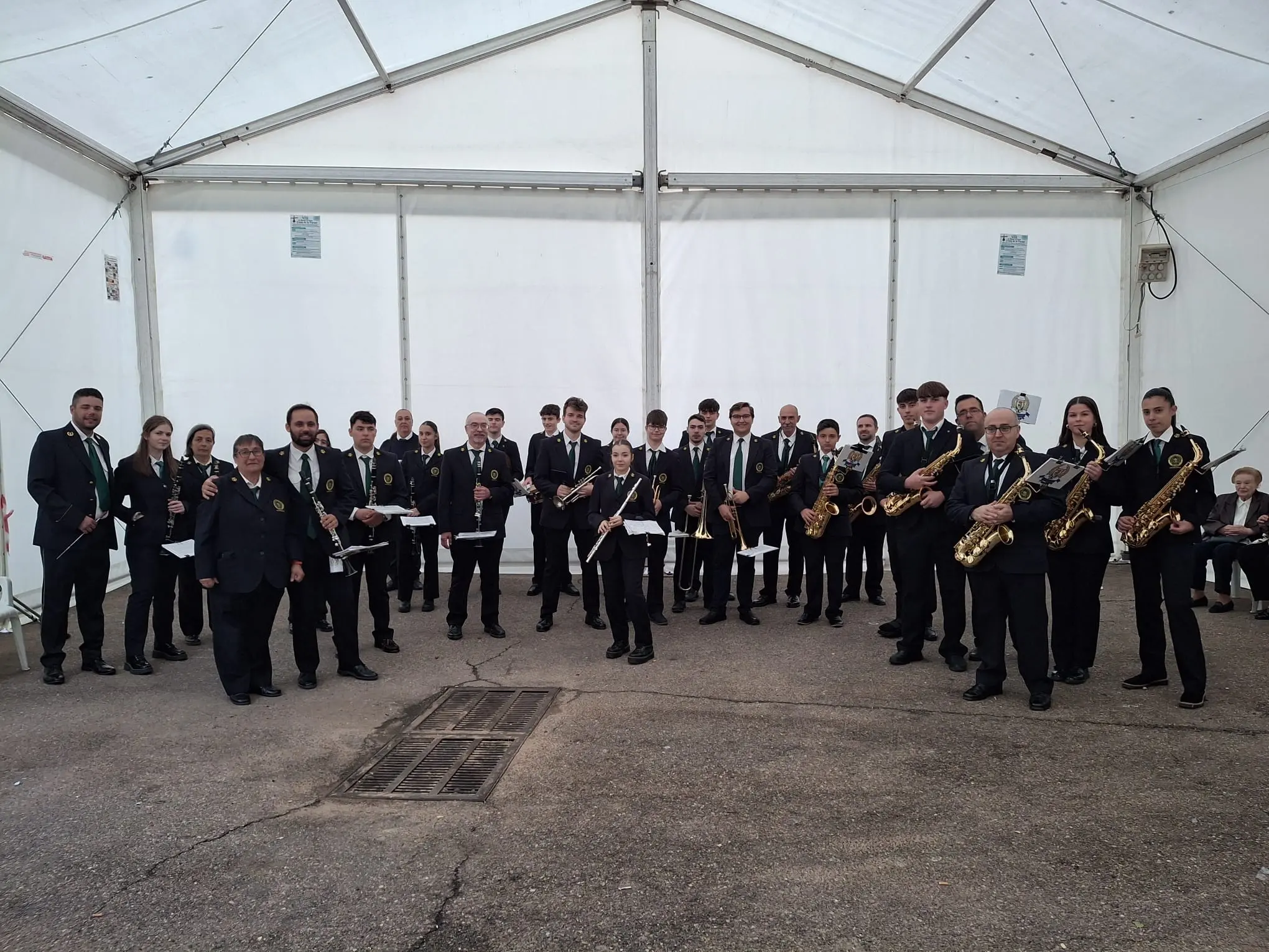 Foto grupal de la Banda Pepe Menor antes de un concierto en honor al Cristo de la Fuente, 2025