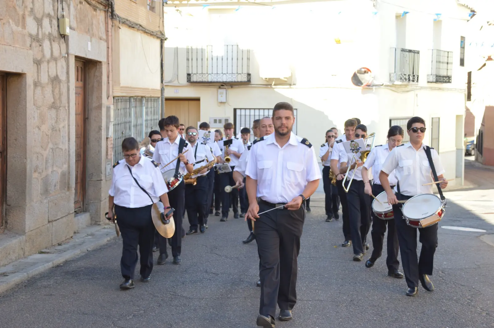 La banda musical durante la Fiesta del Santísimo Cristo en Los Navalmorales, 2024