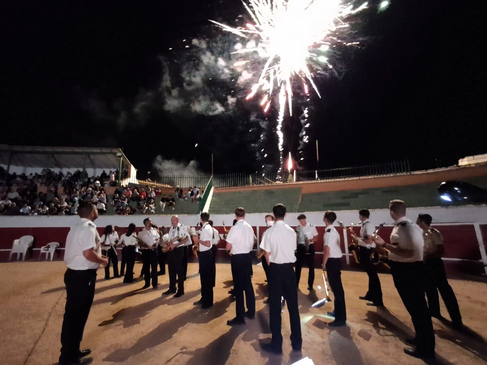 La Banda Pepe Menor bajo fuegos artificiales en la plaza de toros, verano de 2024