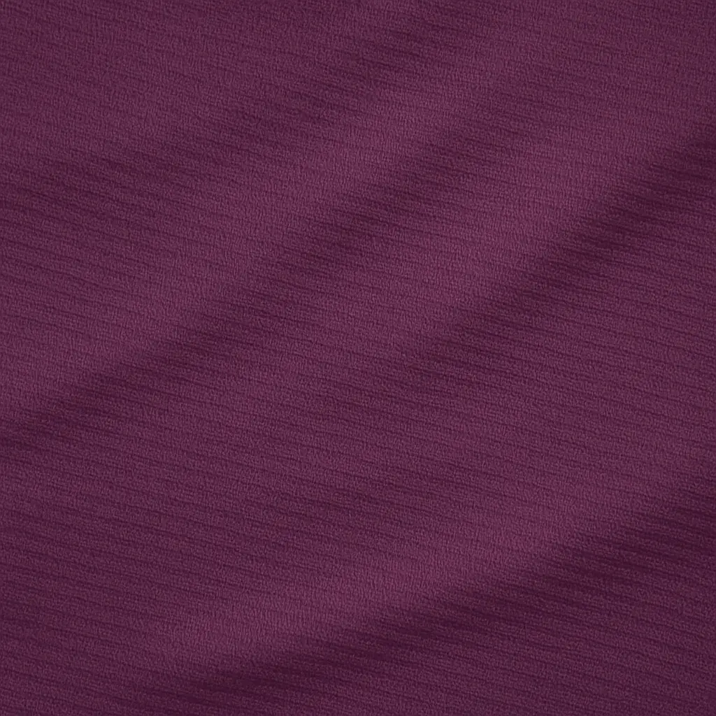 Imagen cercana de camiseta con el color morado.