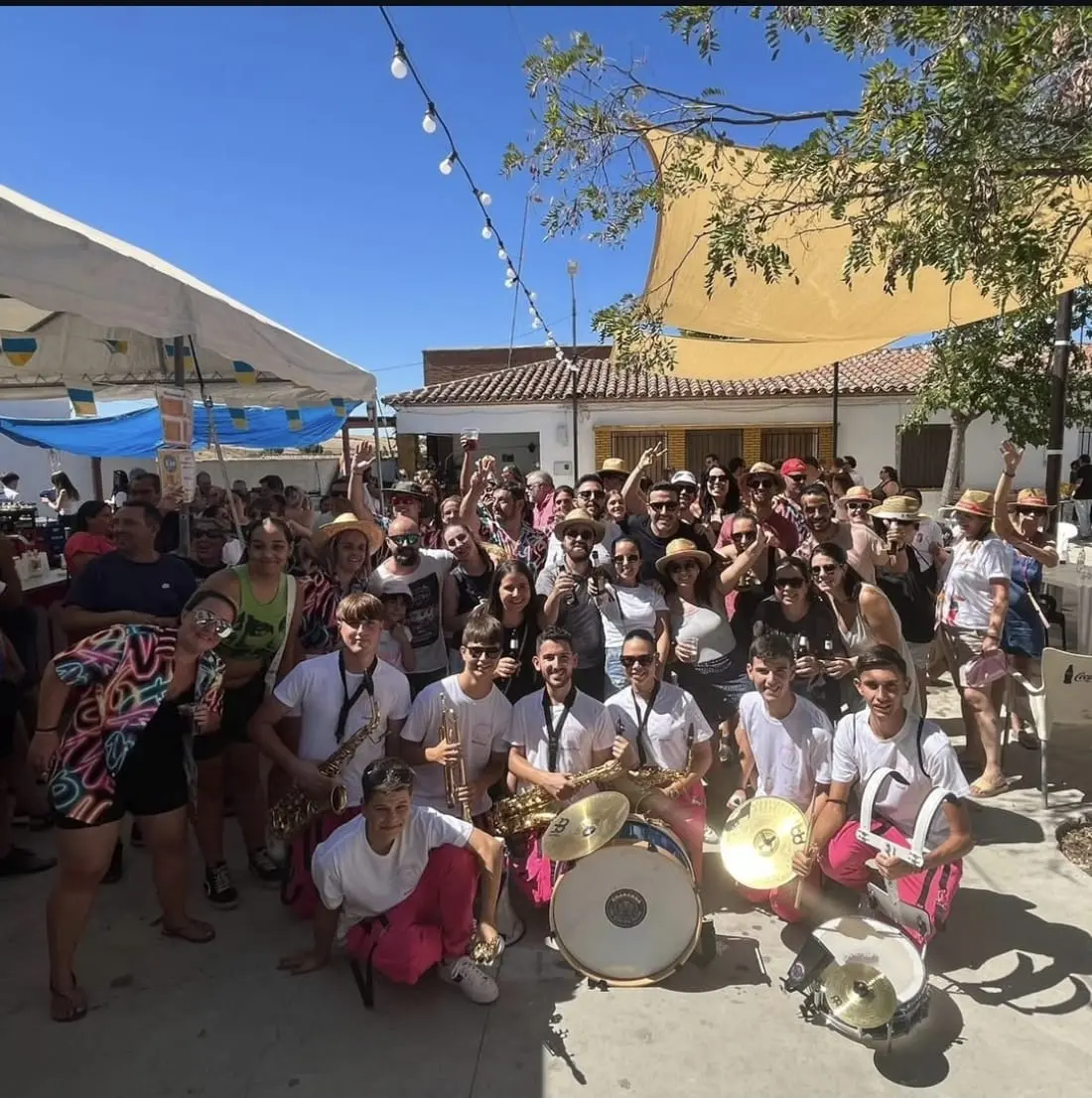Foto de grupo de la charanga durante una actuación festiva de verano