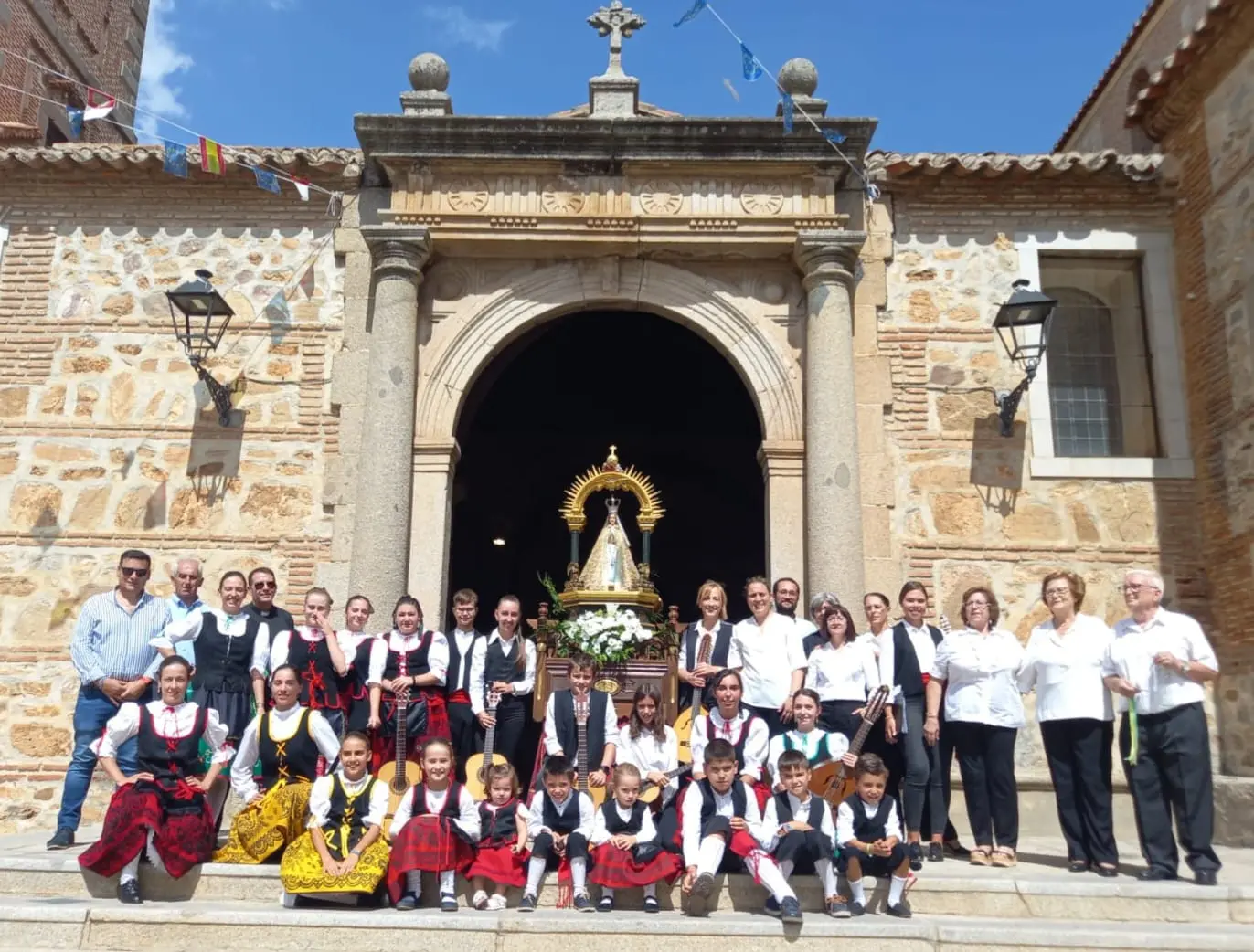 Procesión con el grupo Virgen de la Antigua frente a la iglesia