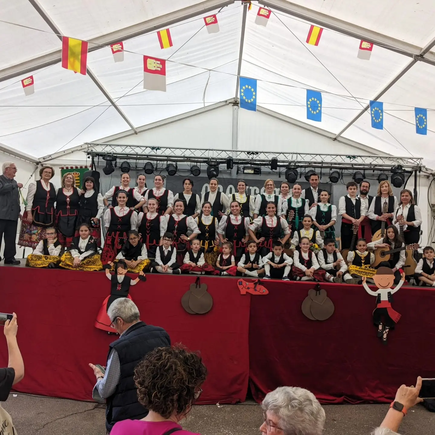 Grupo de coros y danzas Virgen de la Antigua en Los Navalmorales en el escenario