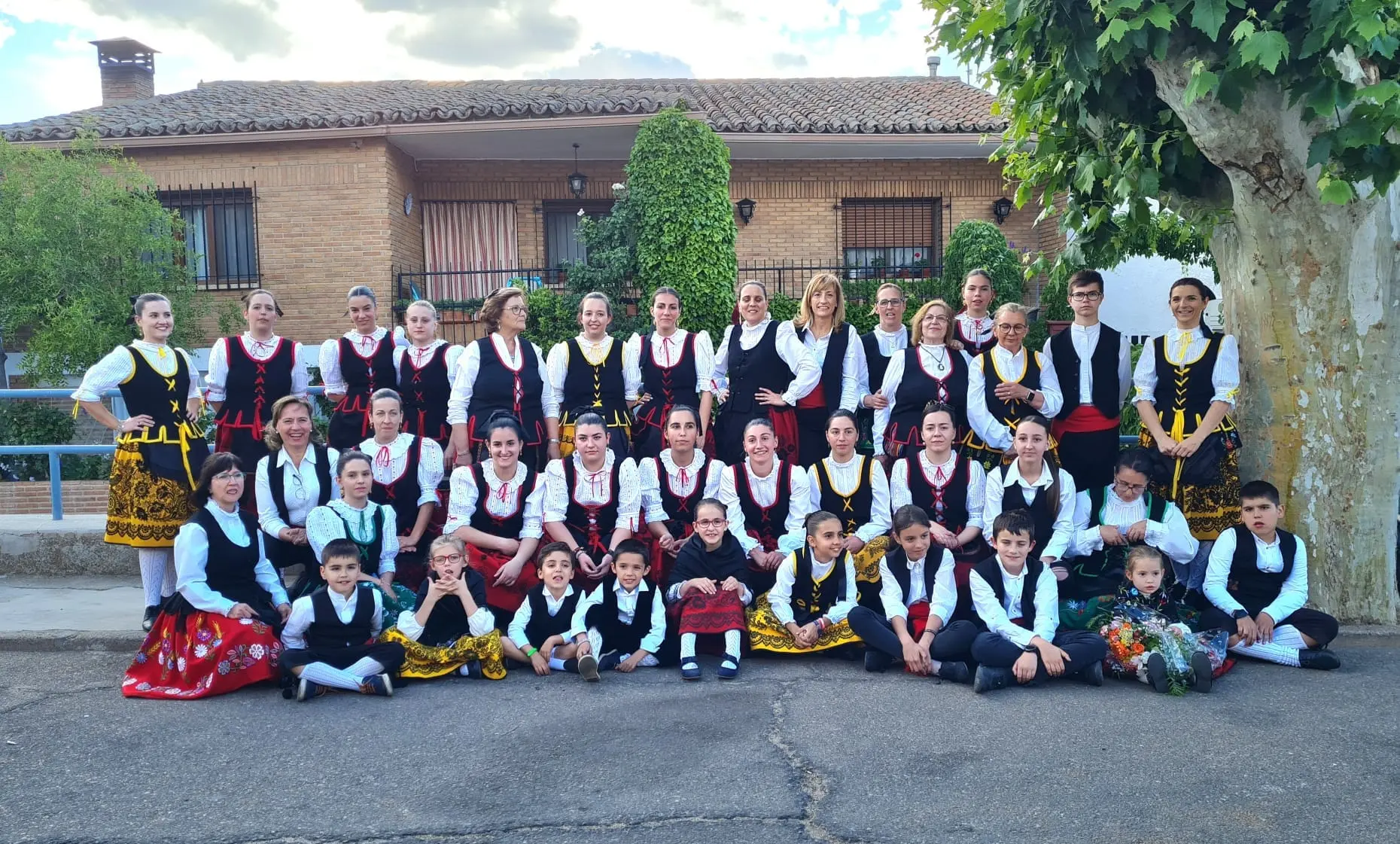 Grupo folklórico con trajes tradicionales castellanos en Los Navalmorales