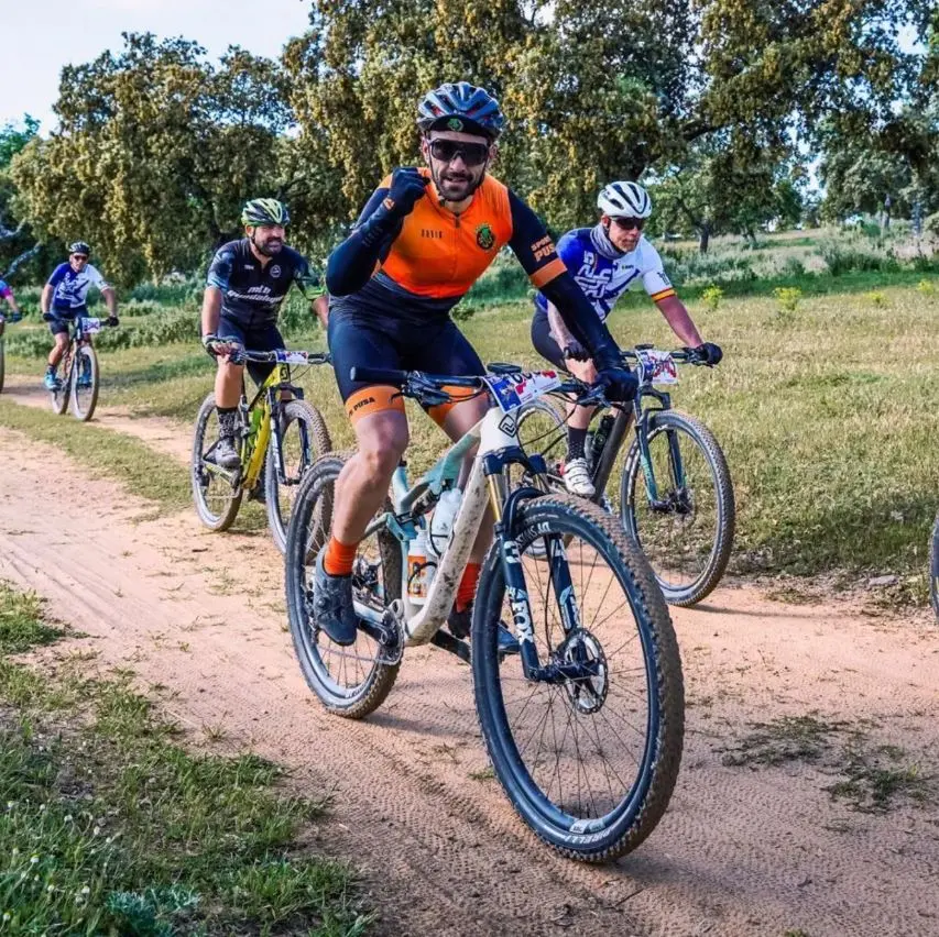 Participante del club Sports Pusa en plena competición sobre tierra seca