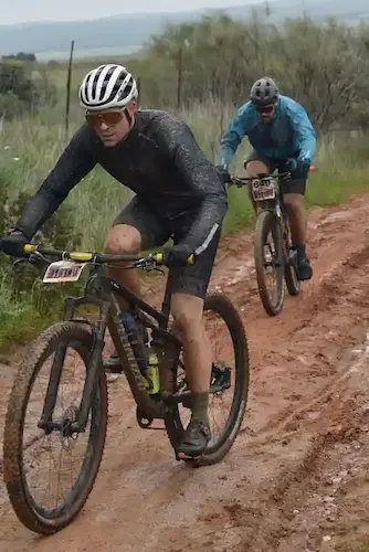 Ciclistas del club Sports Pusa saliendo en ruta desde Los Navalmorales