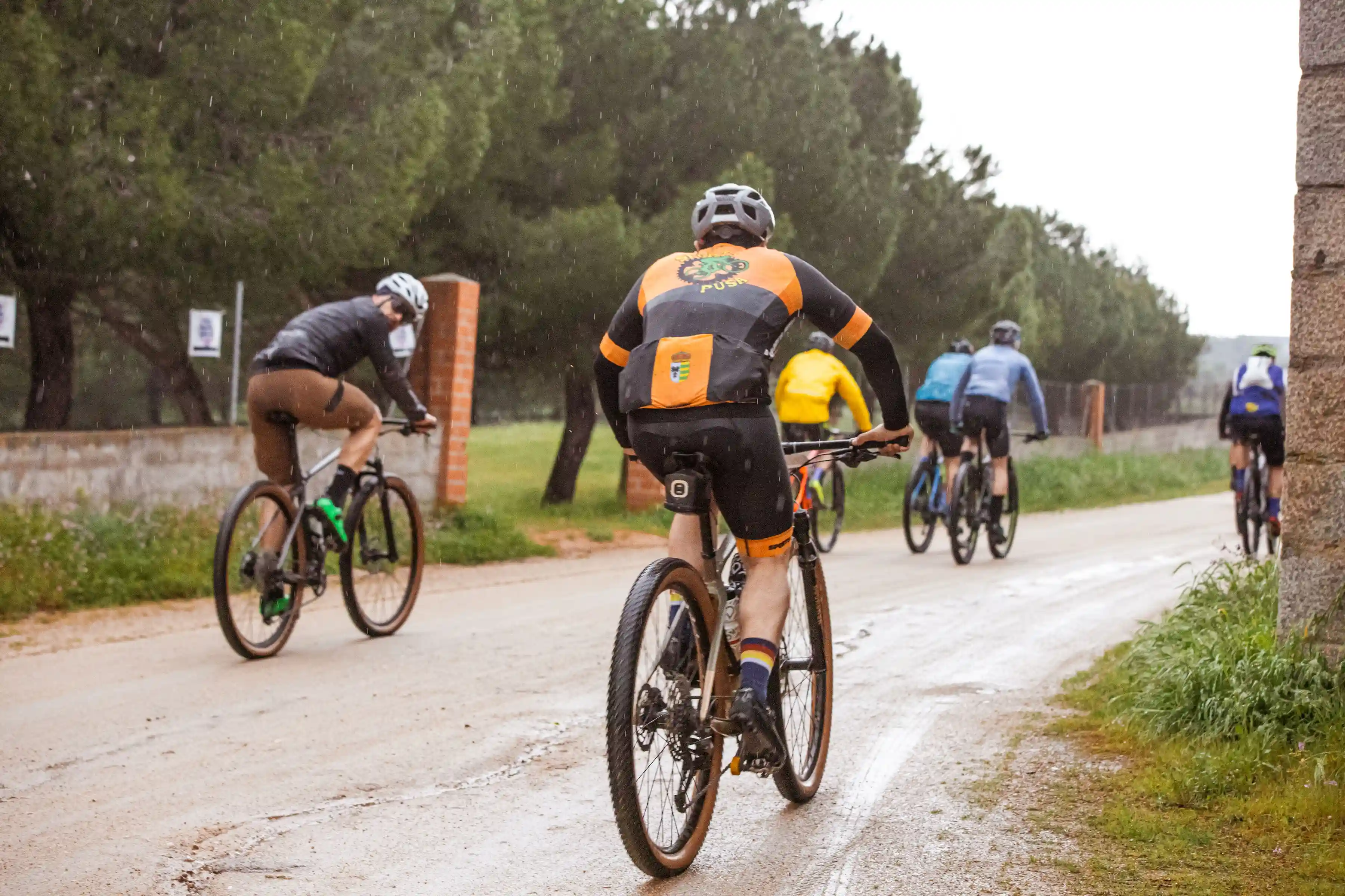 Miembros del CD Sports Pusa en una dura jornada ciclista bajo la lluvia