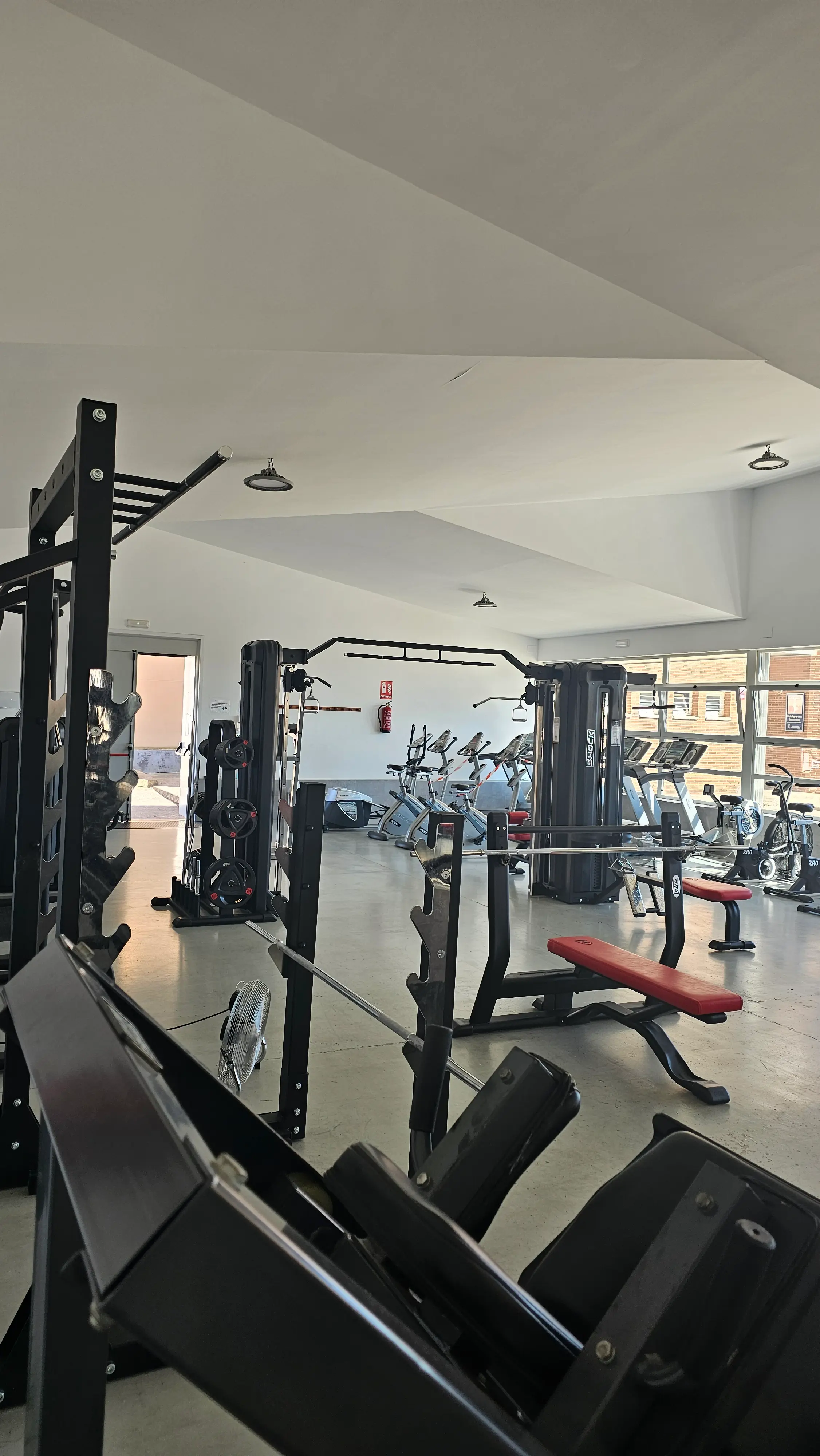 Vista del fondo del gimnasio municipal de Los Navalmorales con bicicletas y cintas de correr