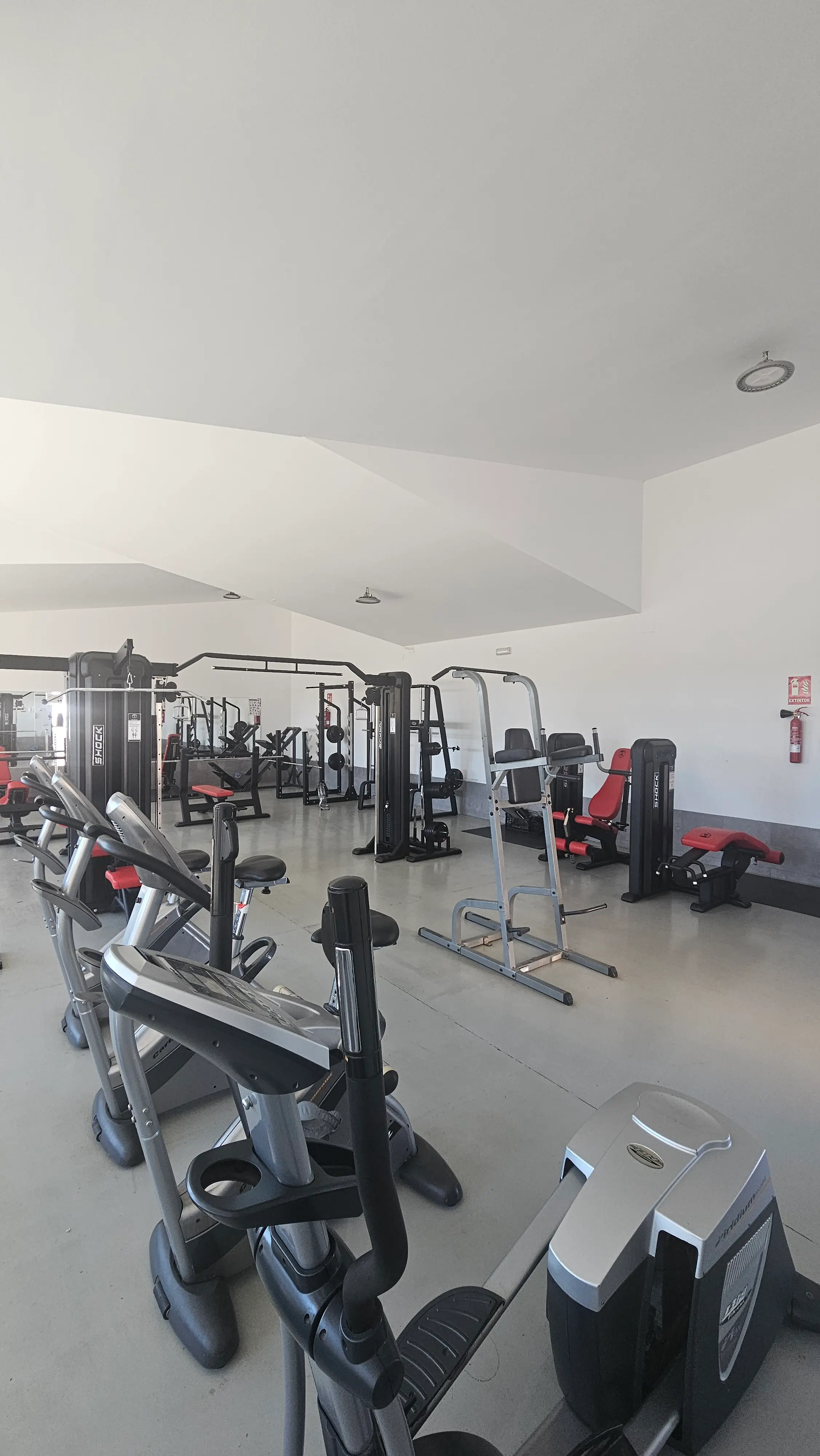 Zona de máquinas de fuerza del gimnasio municipal de Los Navalmorales