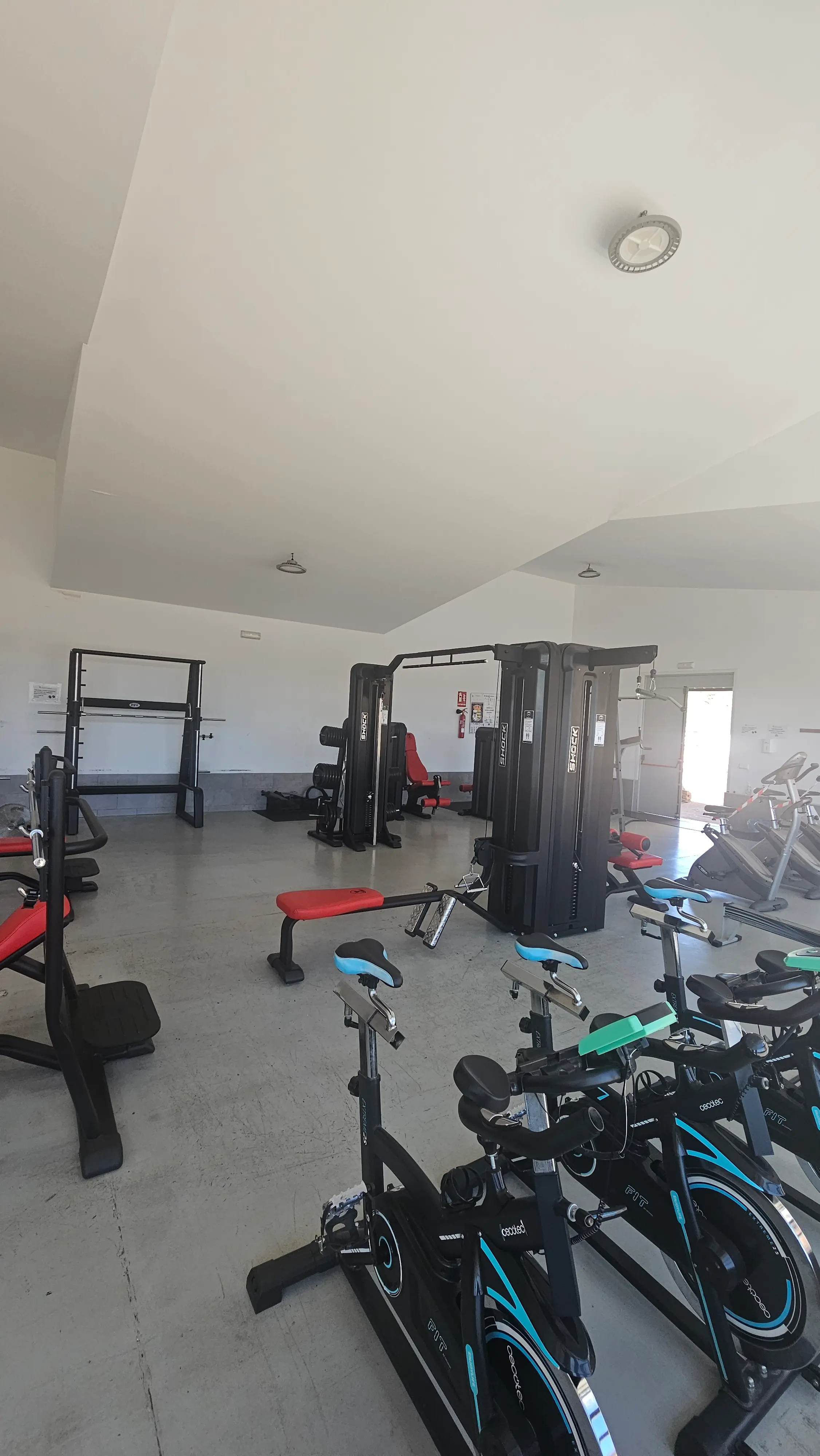 Máquina multiestación de musculación en el gimnasio municipal de Los Navalmorales