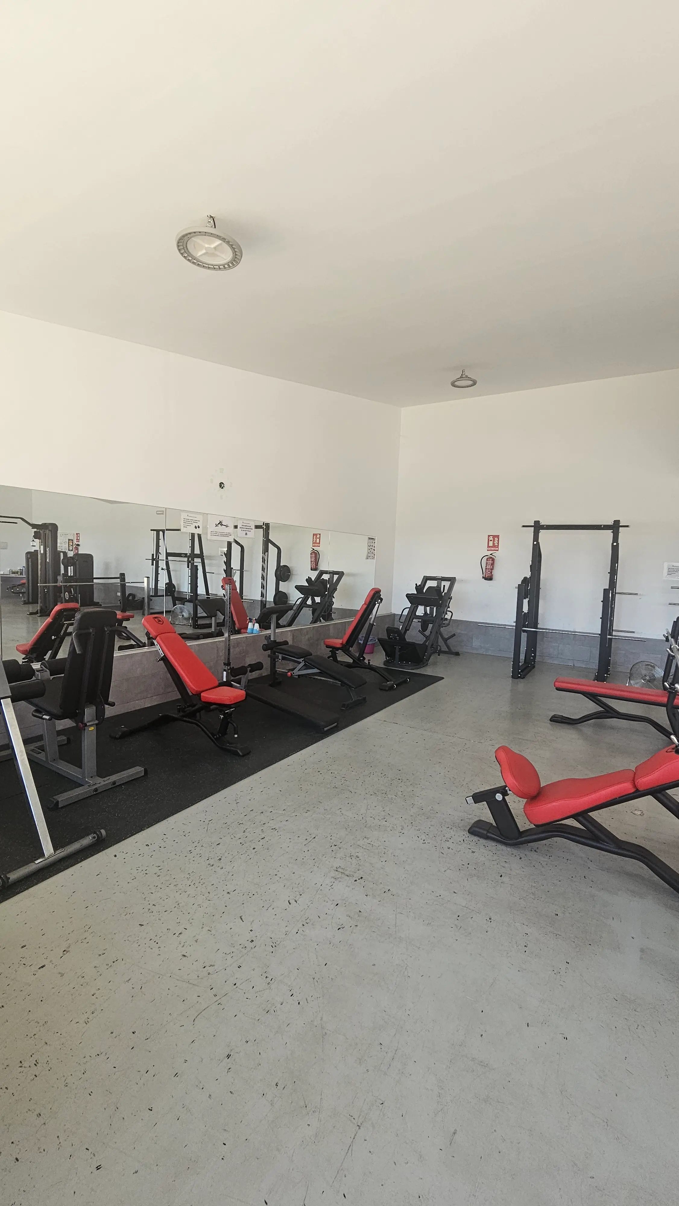 Máquina de prensa horizontal y hack squat en el gimnasio de Los Navalmorales