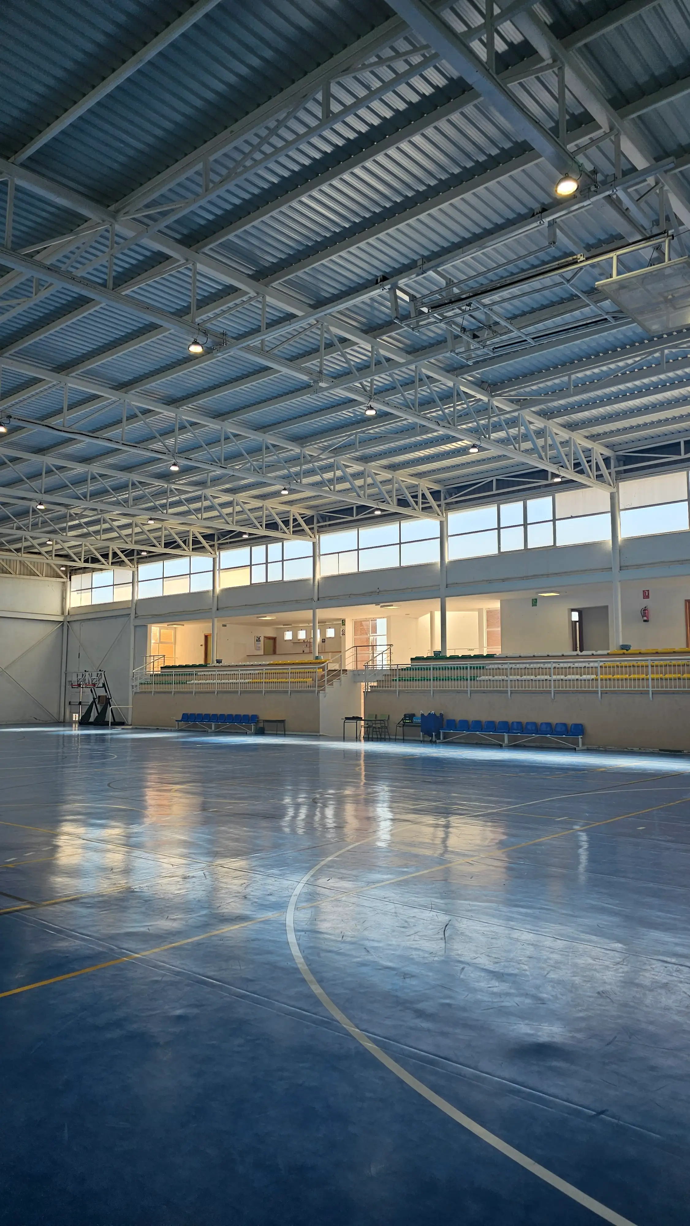 Pista y grada derecha del pabellón desde un ángulo amplio