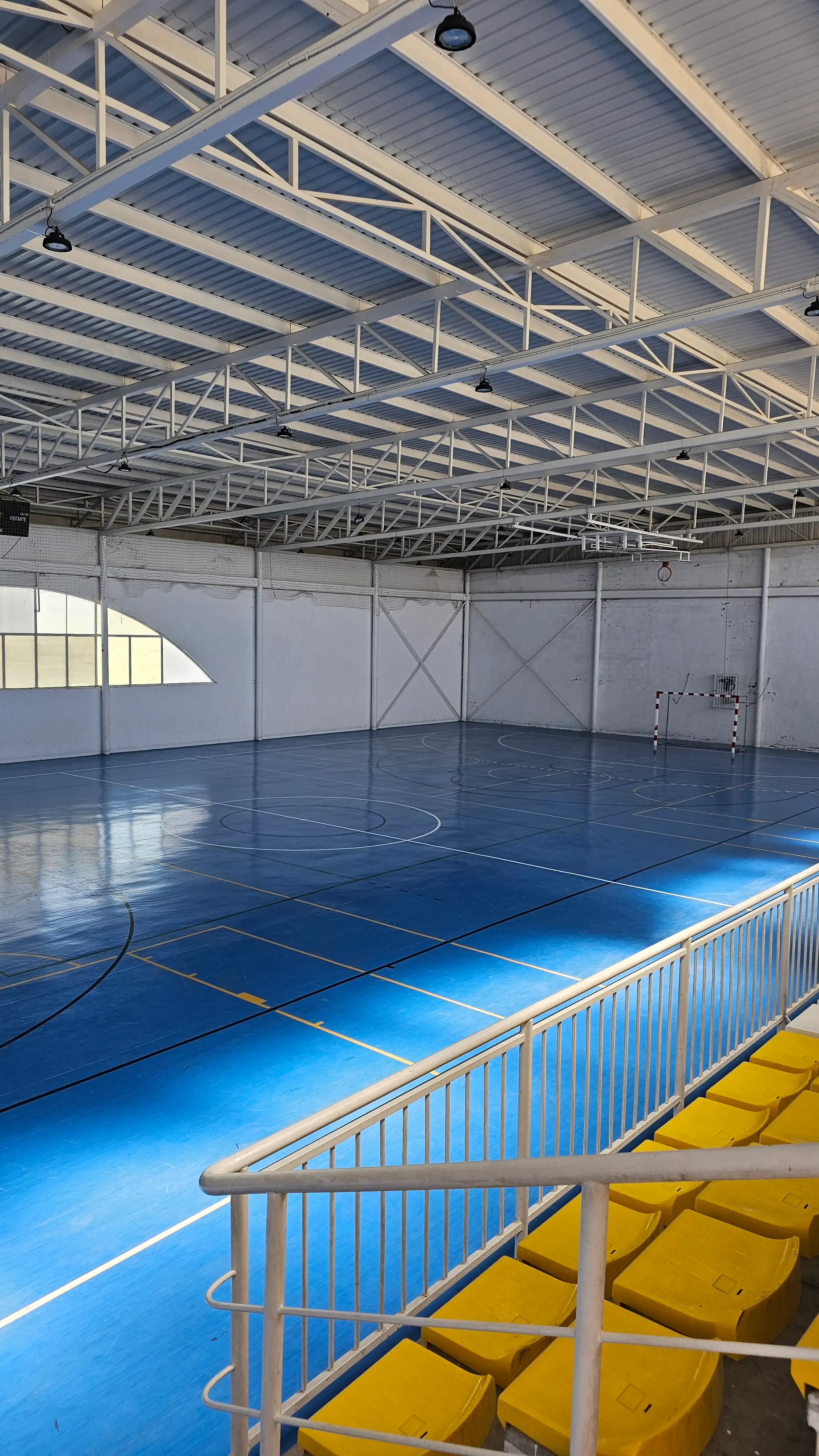 Grada izquierda del pabellón con la pista parcialmente visible