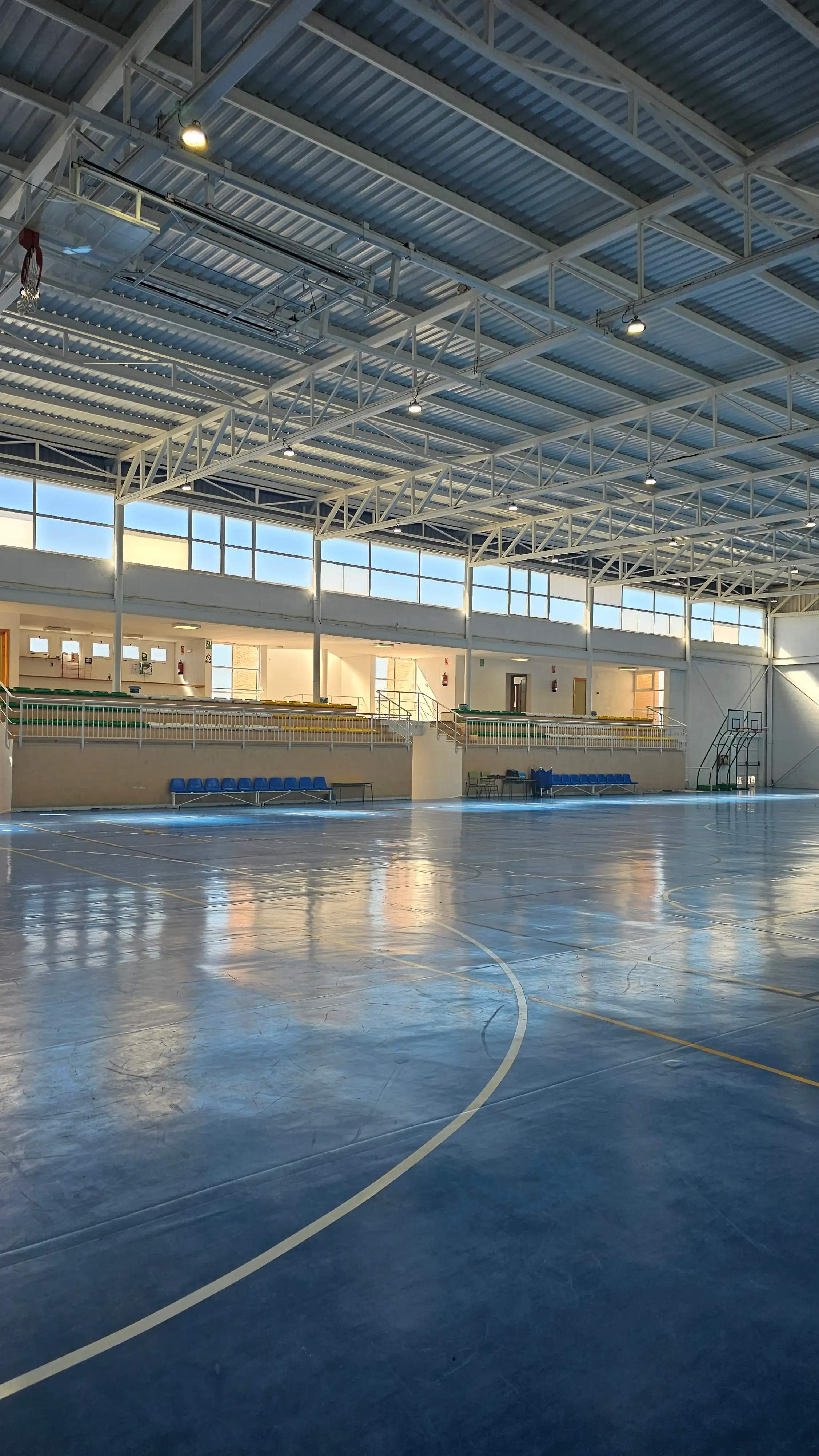 Vista lateral desde la pista hacia las gradas