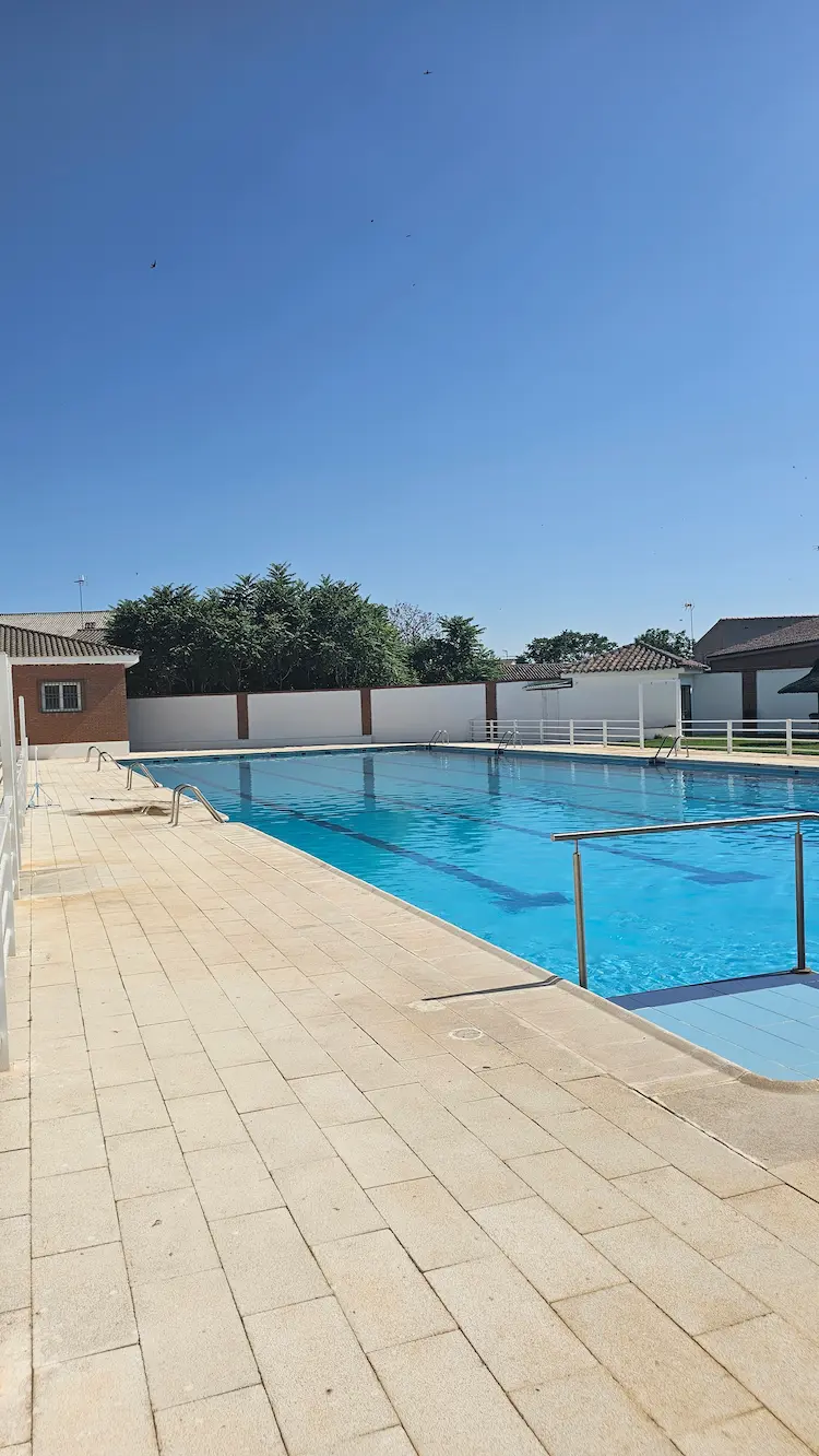 Piscina grande de la piscina municipal de Los Navalmorales con carriles para nadar y amplias zonas de descanso.