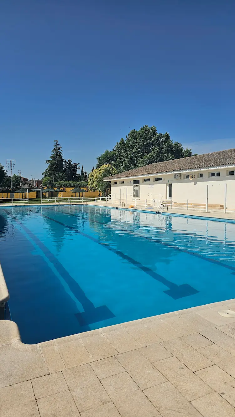 Piscina principal de Los Navalmorales con calles para nadar, agua cristalina y zonas amplias para disfrutar.