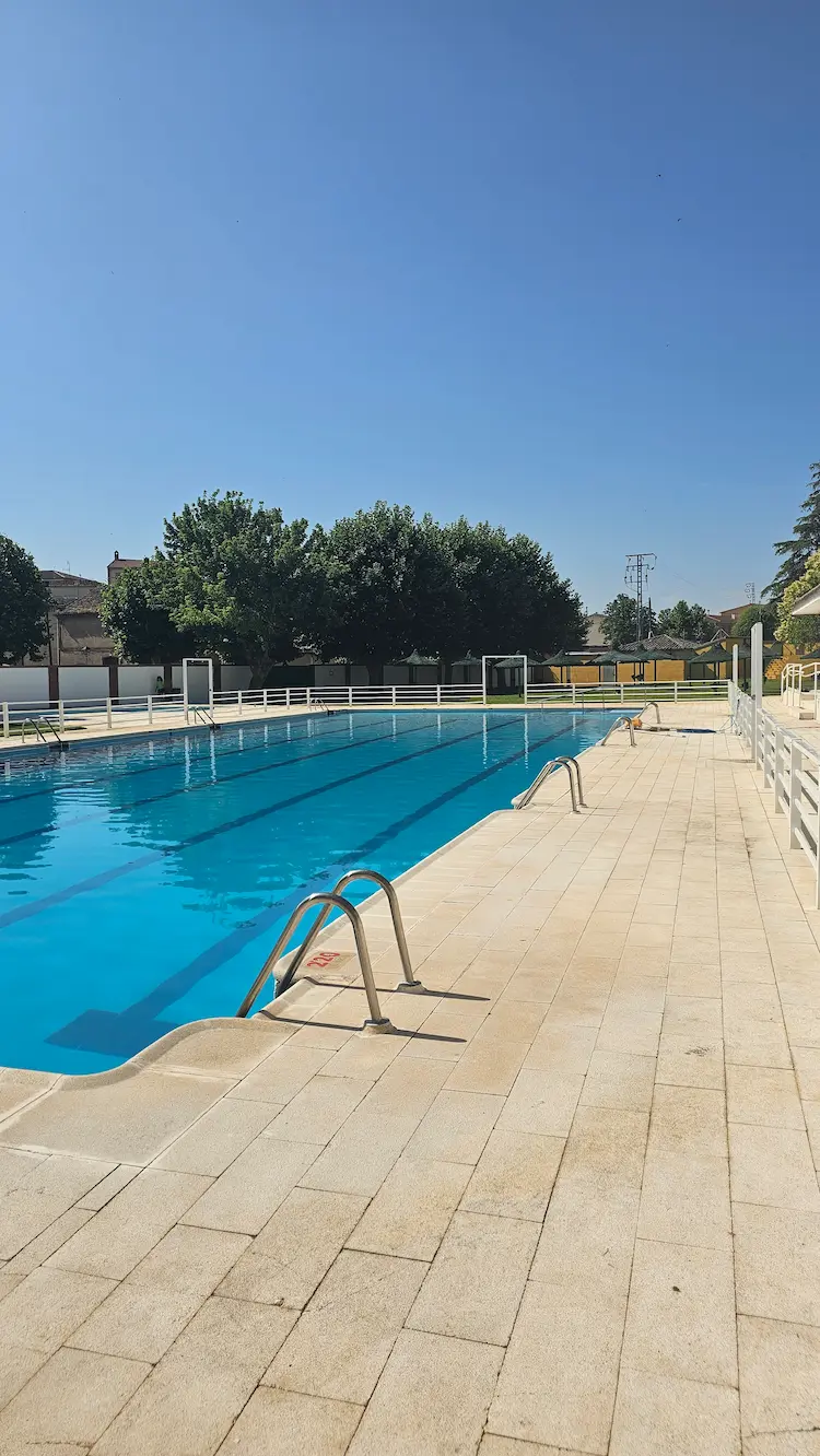 Piscina principal de la piscina municipal de Los Navalmorales ideal para nadar y refrescarse.