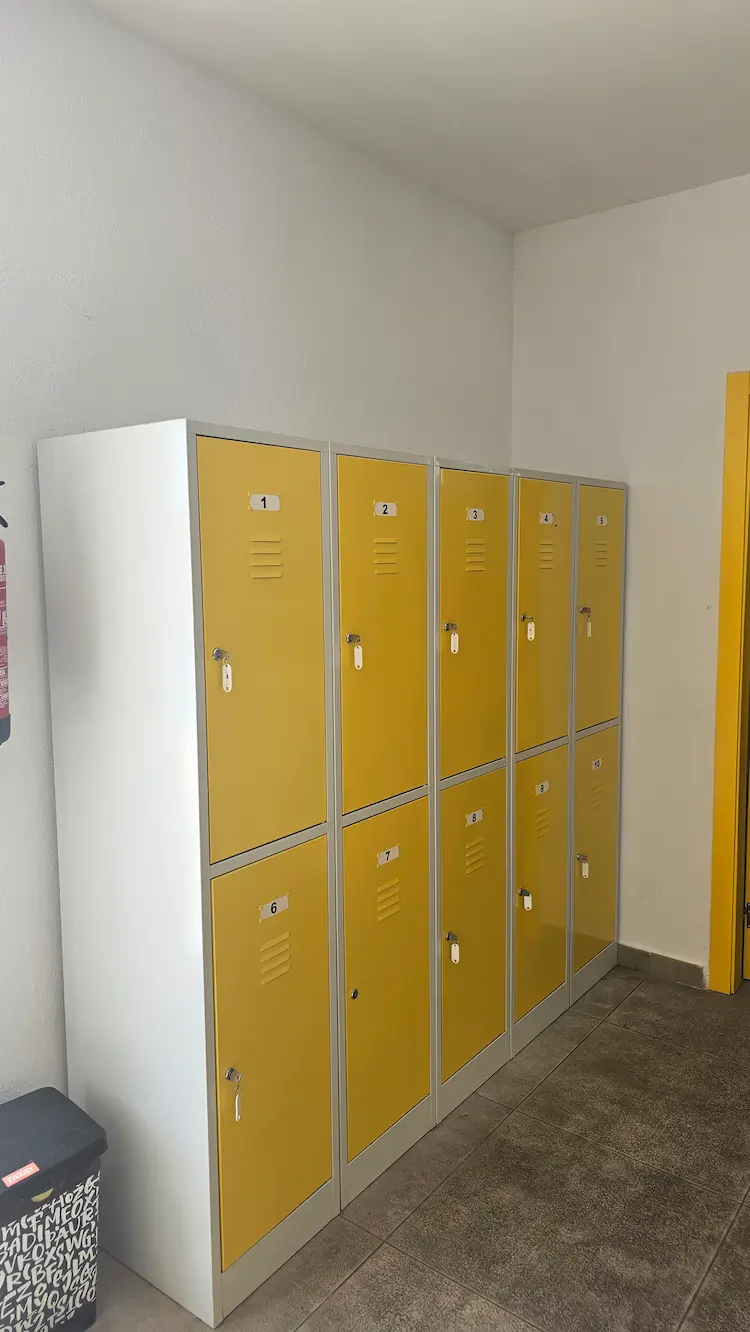 Taquillas amarillas seguras en los vestuarios de la piscina municipal de Los Navalmorales, para guardar pertenencias.