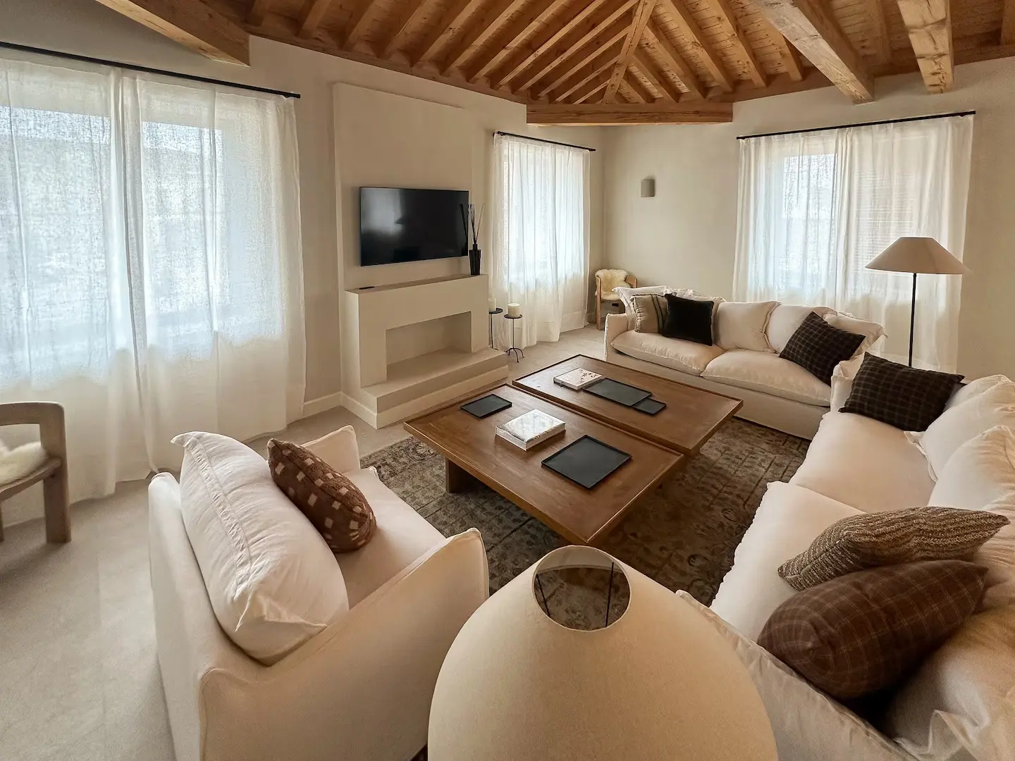 Salón principal de La Casa del Rollo, alojamiento turístico en Los Navalmorales