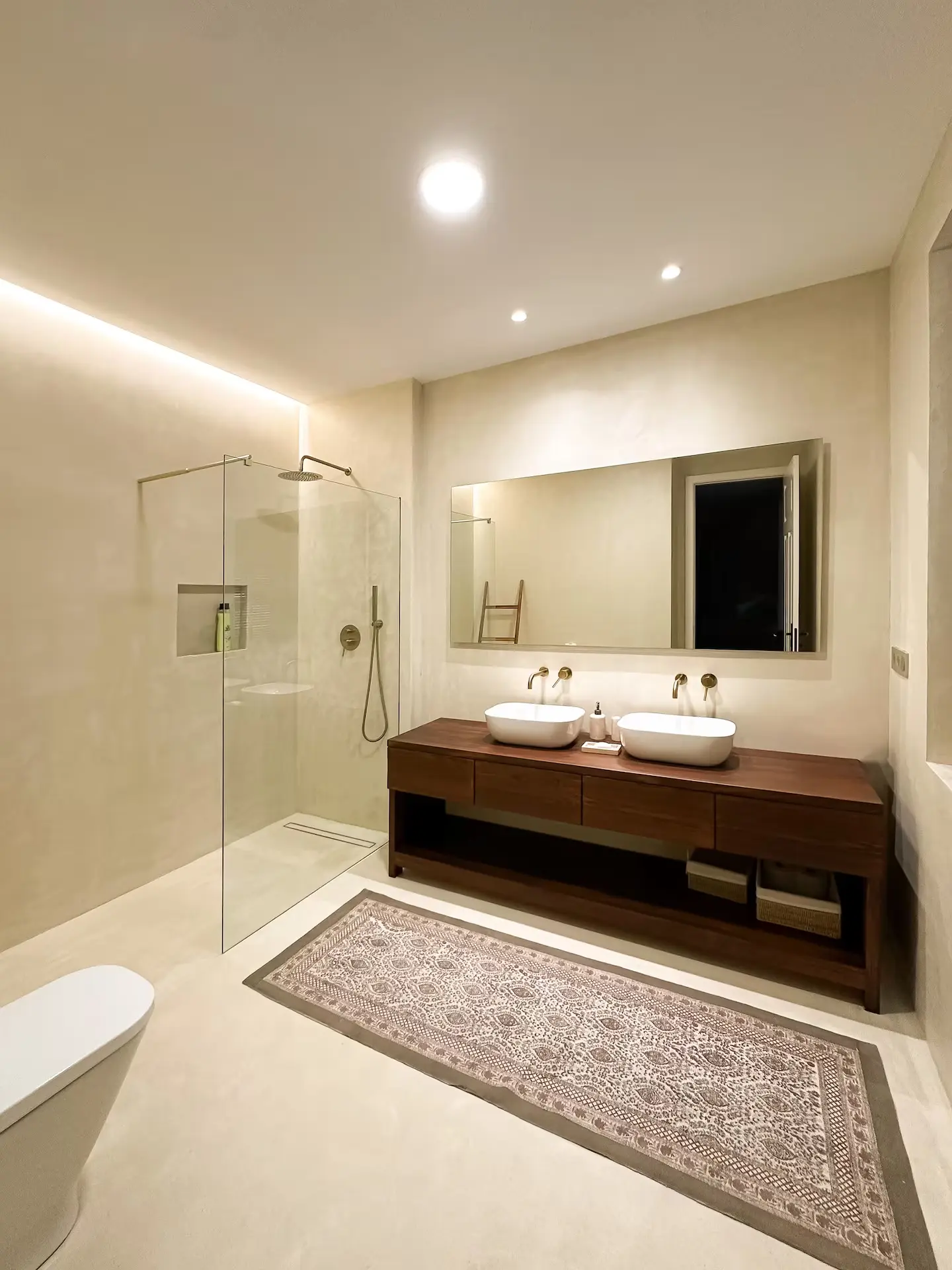 Baño moderno con doble lavabo y ducha de obra