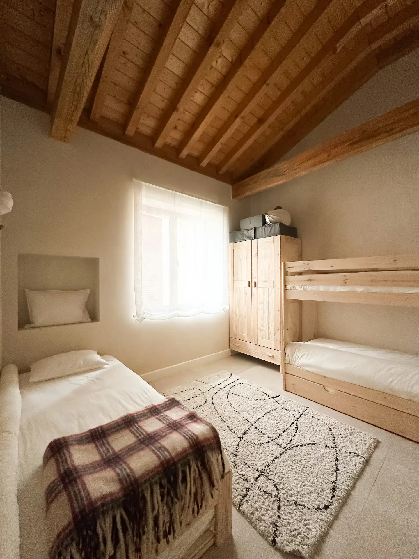 Dormitorio múltiple con literas para niños o grupos