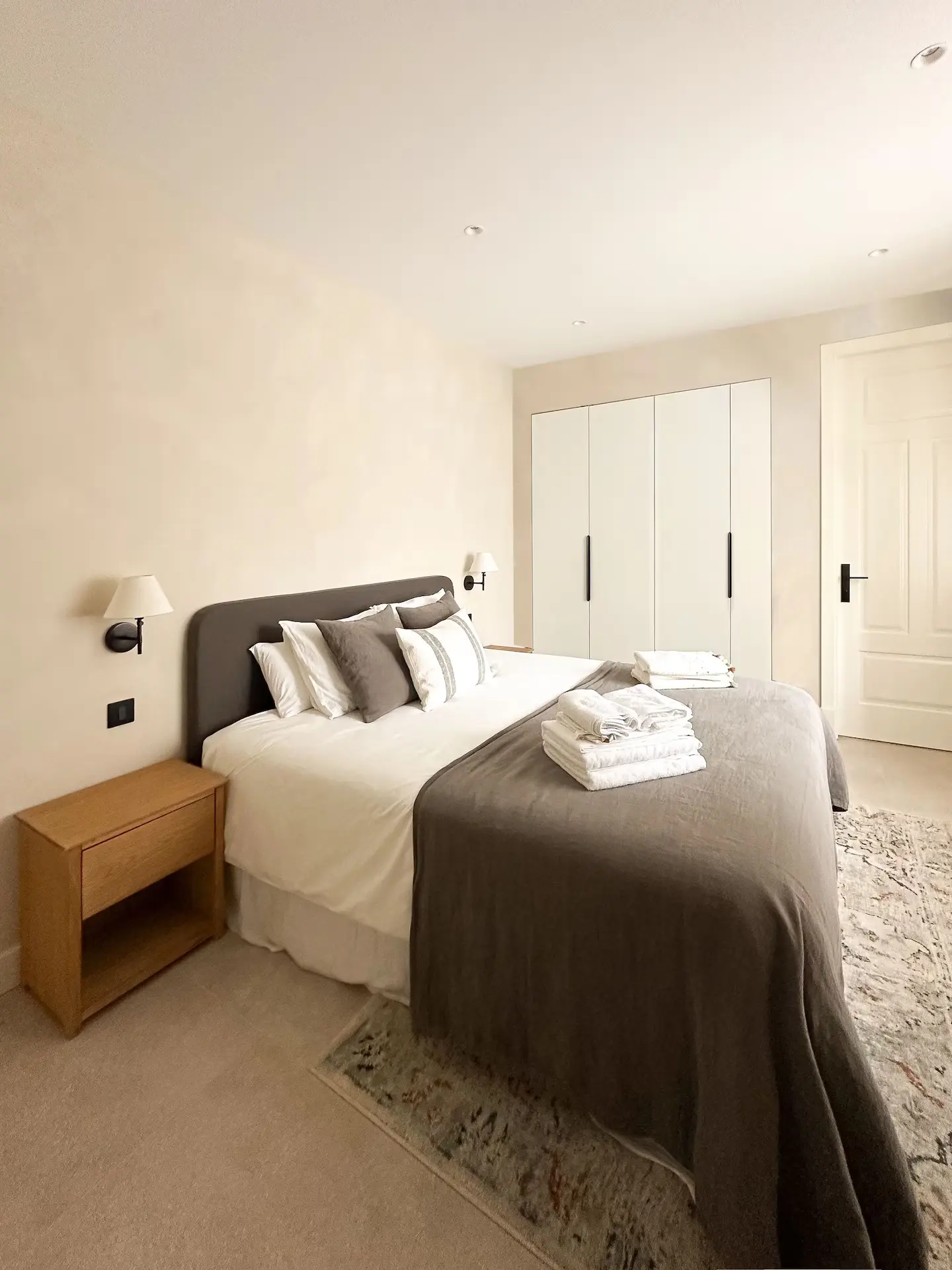 Dormitorio principal con cama doble y armario