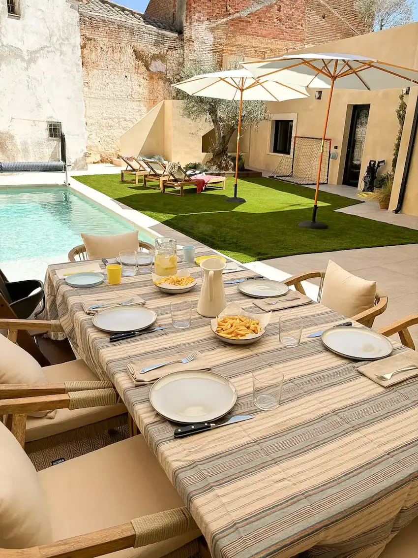 Mesa exterior con comida junto a la piscina