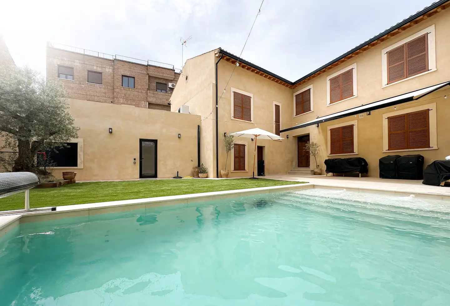 Piscina privada en el patio de la Casa del Rollo