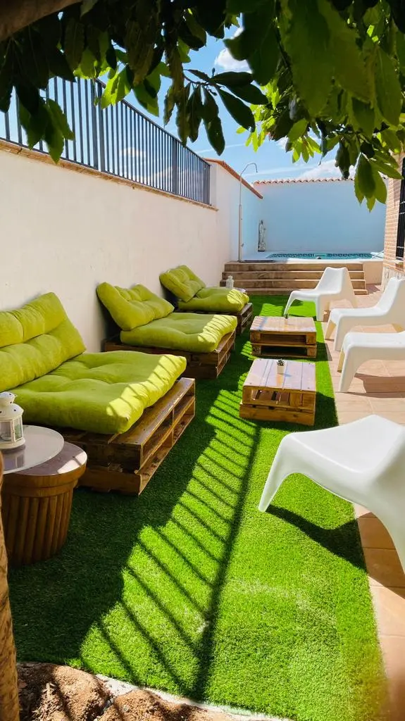 Zona chill out exterior con sofás y sombra natural