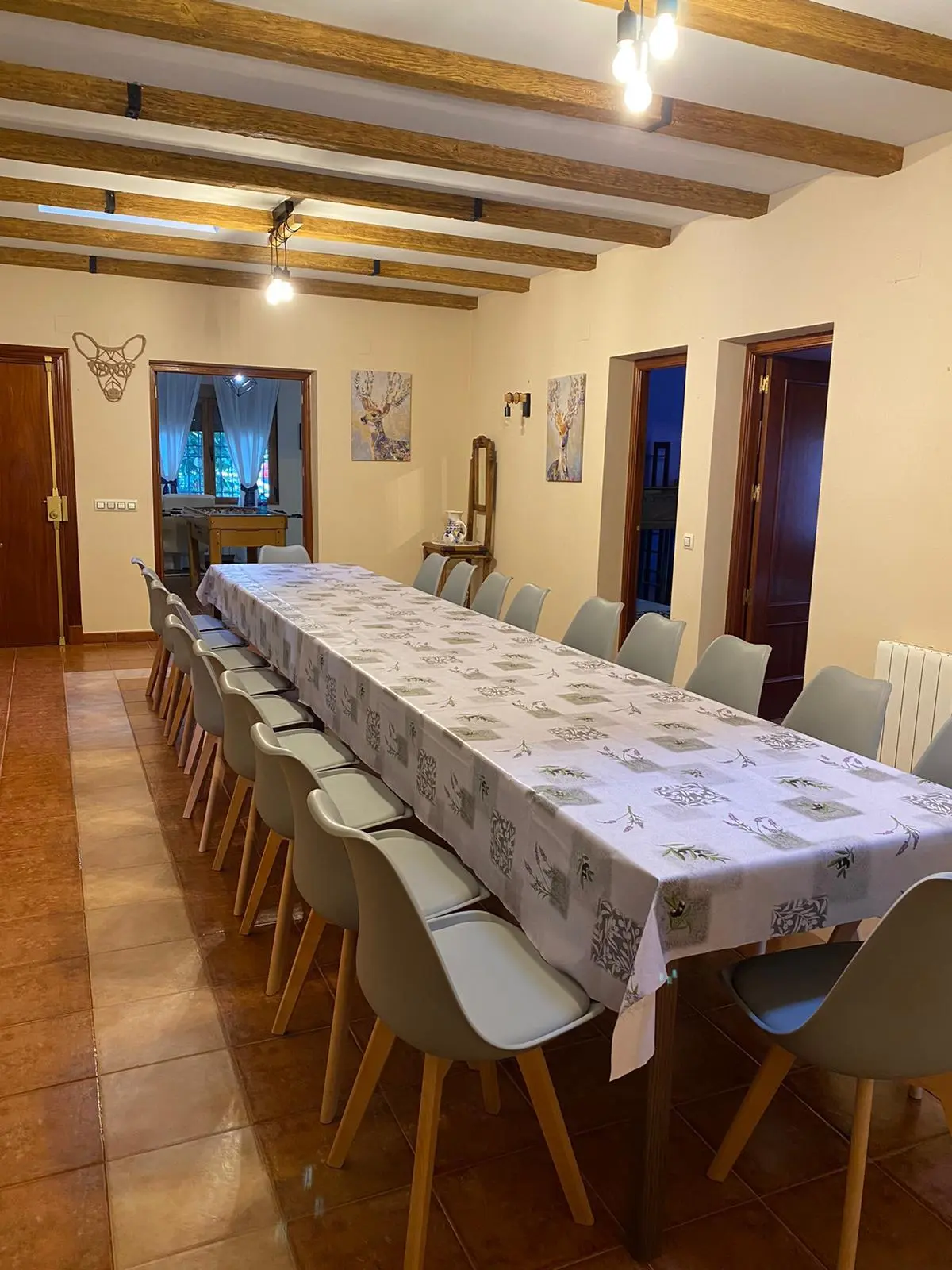 Comedor con mesa alargada para grupos grandes