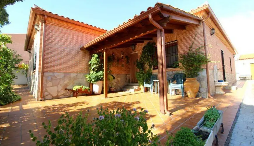 Entrada principal de La Chocolatera con porche y plantas