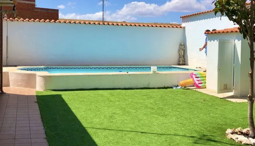 Piscina privada de La Chocolatera con césped artificial