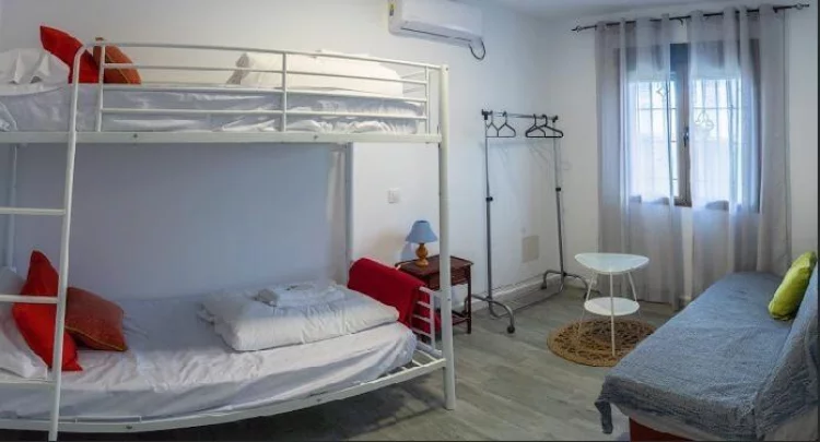 Habitación con literas y sofá cama, ideal para familias o grupos en La Fragua del Sauce