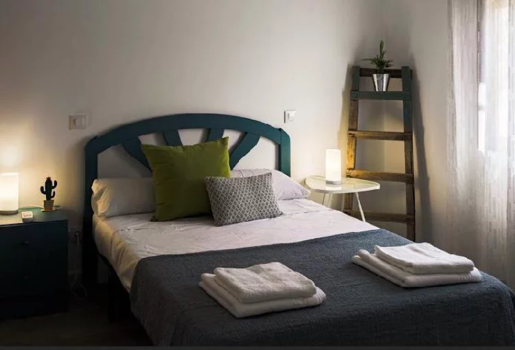 Dormitorio con cama doble y decoración rústica en La Fragua del Sauce