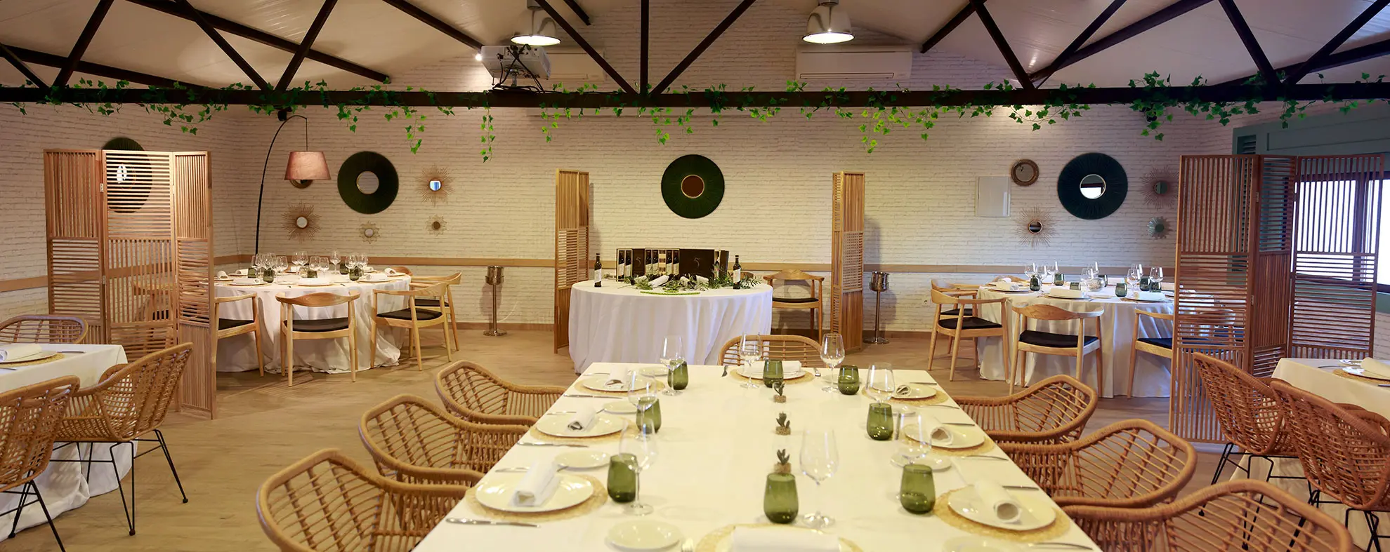 Interior del restaurante La Pontezuela con decoración elegante